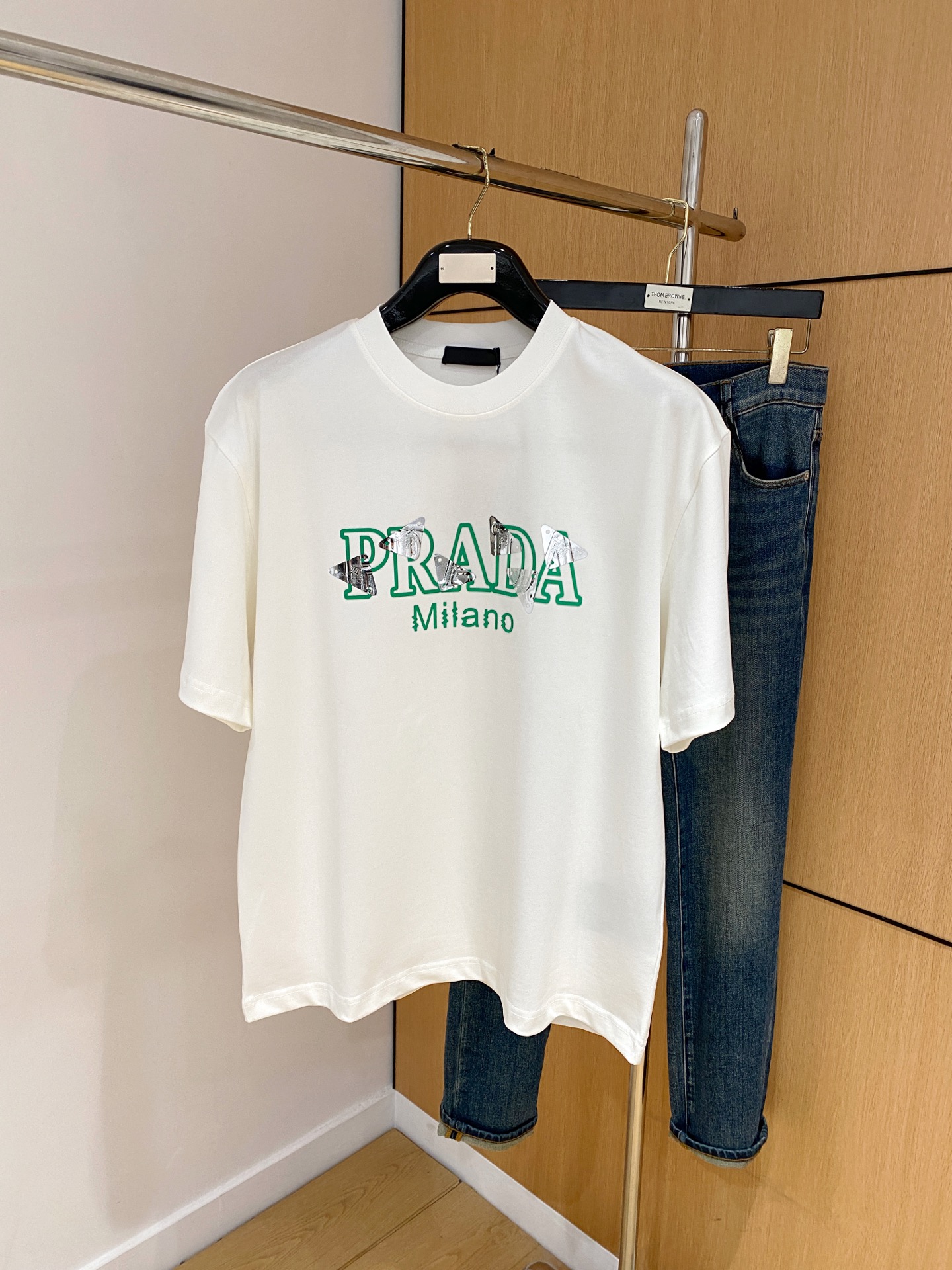 NO:156239,Ss Prada pure cotton latest fabric classic logo pattern logo fashionable simple trendy short sleeves, top quality counter original single short sleeves, top production craft imported fabrics, unique design of counter style, using imported high-end customized fabrics. The official website is on sale!  Excellent fabric pattern, size..Black and white M-2XL,,prada,T-shirt,alexander wang19860909ss普拉达纯棉最新面料经典标识图案logo时尚简约潮流短袖,最顶级的品质专柜原单短袖,顶级制作工艺进口面料,专柜款独特设计,采用进口高端订制面料.官网在售！面料版型超赞 码数..黑白色 M-2XL,,prada,T-shirt,alexander wang,Men's clothing