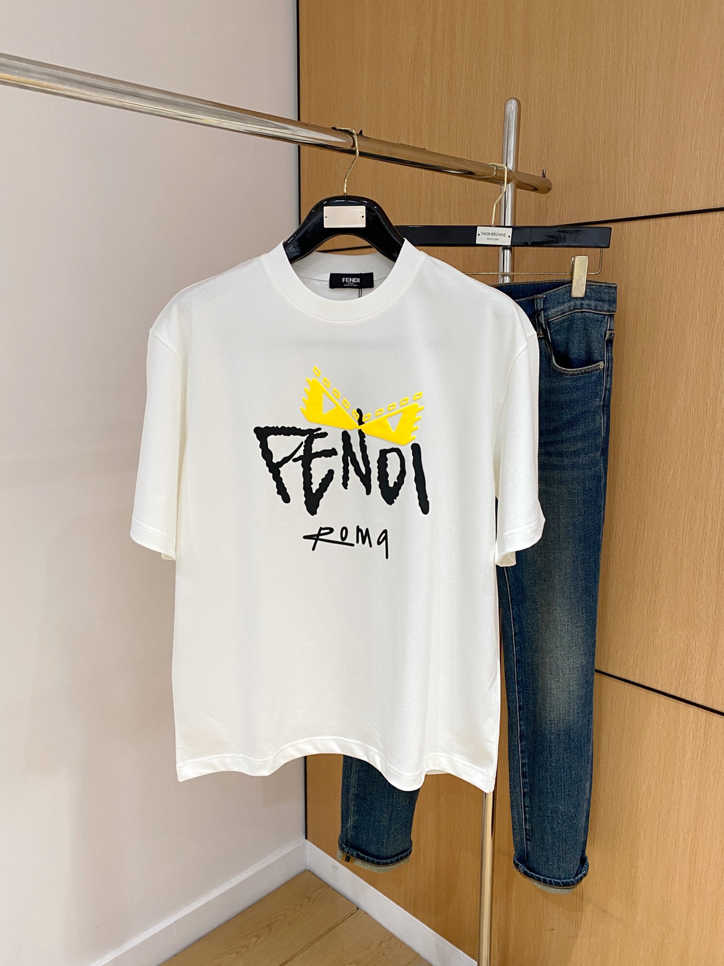 NO:156244,Ss Fendi pure cotton latest fabric classic logo pattern logo fashionable simple trendy short sleeves, top quality counter original single short sleeves, top production craft imported fabrics, unique design of counter style, using imported high-end customized fabrics. The official website is on sale!  Excellent fabric pattern, size..Black and white M-2XL,,fendi,T-shirt,alexander wang19860909ss芬迪纯棉最新面料经典标识图案logo时尚简约潮流短袖,最顶级的品质专柜原单短袖,顶级制作工艺进口面料,专柜款独特设计,采用进口高端订制面料.官网在售！面料版型超赞 码数..黑白色 M-2XL,,fendi,T-shirt,alexander wang,Men's clothing