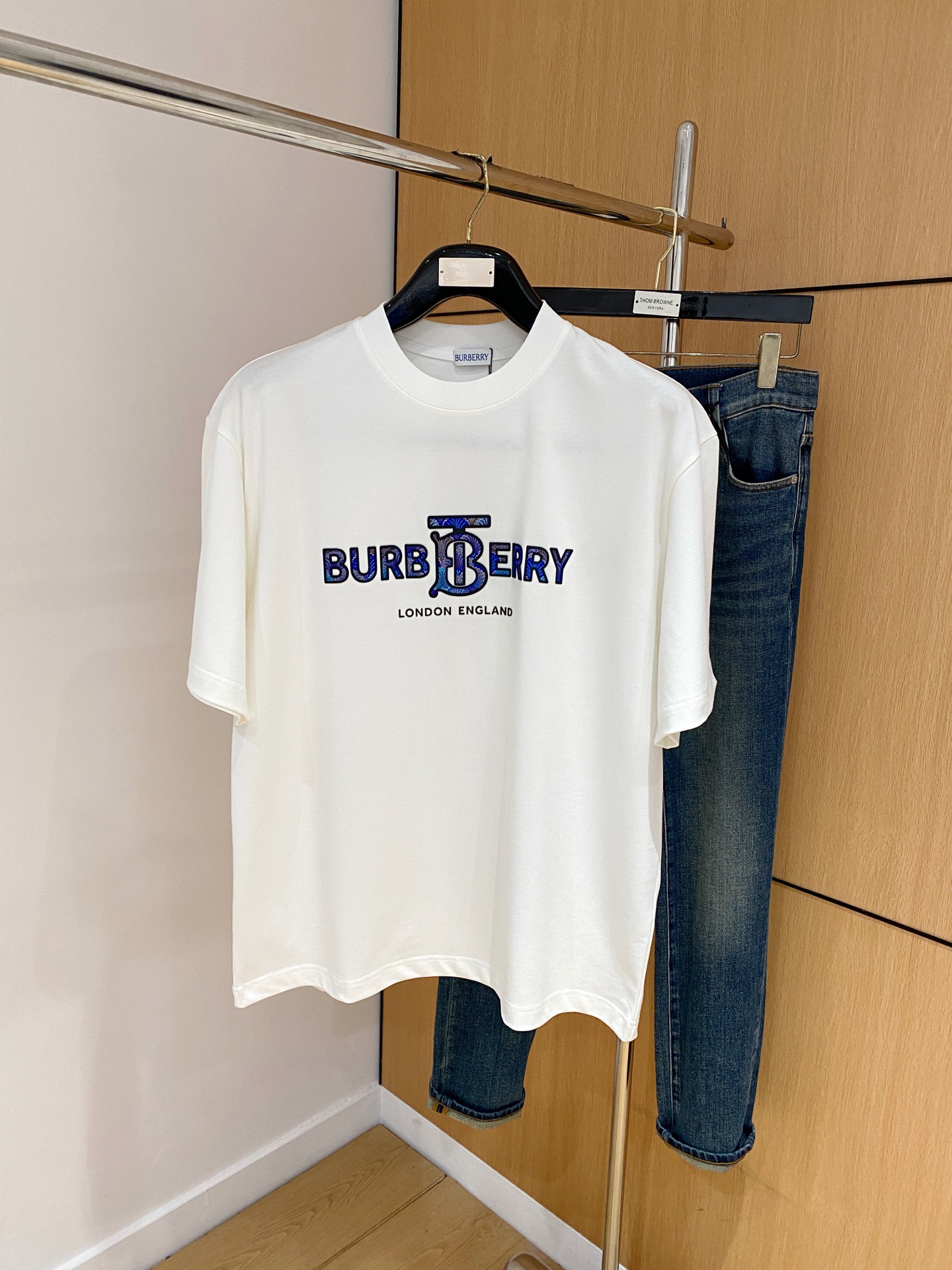 NO:156249,Ss Burberry pure cotton latest fabric classic logo pattern logo fashionable simple trendy short sleeves, top quality counter original single short sleeves, top production craft imported fabrics, unique design of counter style, using imported high-end customized fabrics. The official website is on sale!  Excellent fabric style, size..Black and white M-2XL, burberry, T-shirt, alexander wang19860909ss巴宝莉纯棉最新面料经典标识图案logo时尚简约潮流短袖,最顶级的品质专柜原单短袖,顶级制作工艺进口面料,专柜款独特设计,采用进口高端订制面料.官网在售！面料版型超赞 码数..黑白色 M-2XL,,burberry,T-shirt,alexander wang,Men's clothing