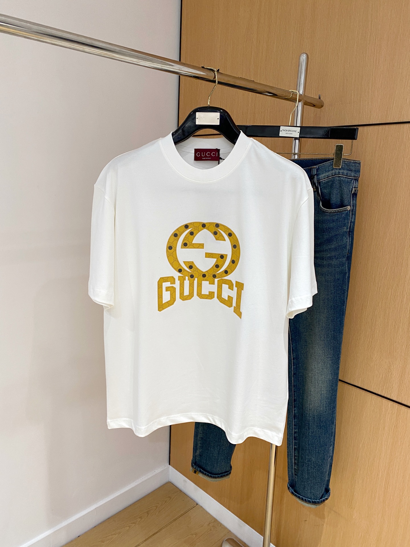 NO:156253,Ss Gucci pure cotton latest fabric classic logo pattern logo fashionable simple trendy short sleeves, top quality counter original single short sleeves, top production craft imported fabrics, unique design of counter style, using imported high-end customized fabrics. The official website is on sale!  Excellent fabric fit, size..Black and white M-2XL, gucci, T-shirt, alexander wang19860909ss古驰纯棉最新面料经典标识图案logo时尚简约潮流短袖,最顶级的品质专柜原单短袖,顶级制作工艺进口面料,专柜款独特设计,采用进口高端订制面料.官网在售！面料版型超赞 码数..黑白色 M-2XL,,gucci,T-shirt,alexander wang,Men's clothing