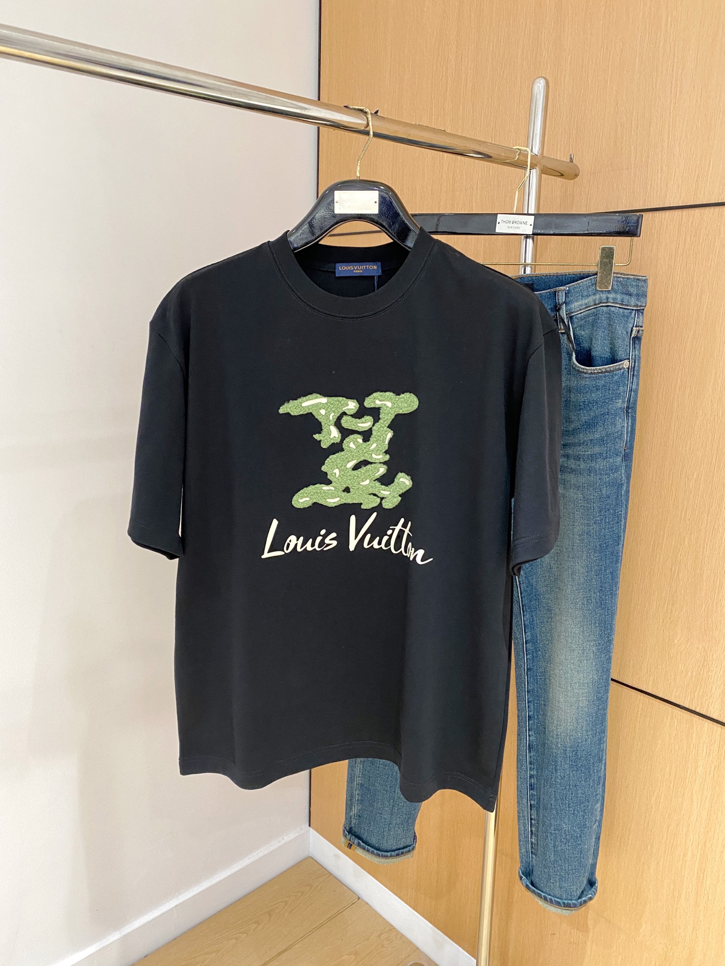 NO:156220,The latest ssLv pure cotton fabric, classic logo, fashionable simple trendy short sleeves, the top quality counter original single short sleeves, the top production process imported fabric, the unique design of the counter model, using imported high-end customized fabrics. The official website is on sale!  Fabric style, size..Black and white M-2XL,,louis vuitton,T-shirt,alexander wang19860909ssLv纯棉最新面料经典标识图案logo时尚简约潮流短袖,最顶级的品质专柜原单短袖,顶级制作工艺进口面料,专柜款独特设计,采用进口高端订制面料.官网在售！面料版型超赞 码数..黑白色 M-2XL,,louis vuitton,T-shirt,alexander wang,Men's clothing