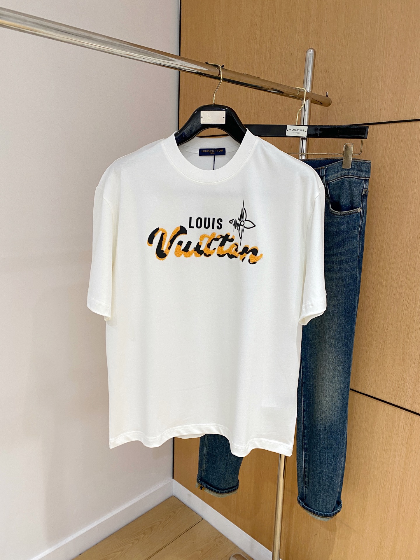 NO:156223,The latest ssLV pure cotton fabric, classic logo, logo, fashionable, simple and trendy short sleeves, the top quality counter original single short sleeves, the top production process imported fabric, the unique design of the counter model, using imported high-end customized fabrics. The official website is on sale!  Fabric style, size..Black and white M-2XL,,louis vuitton,T-shirt,alexander wang19860909ssLV纯棉最新面料经典标识图案logo时尚简约潮流短袖,最顶级的品质专柜原单短袖,顶级制作工艺进口面料,专柜款独特设计,采用进口高端订制面料.官网在售！面料版型超赞 码数..黑白色 M-2XL,,louis vuitton,T-shirt,alexander wang,Men's clothing