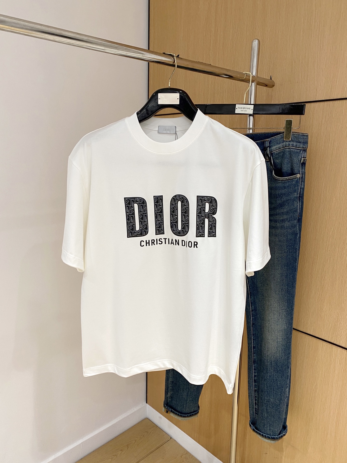 NO:156225,Ss Dior pure cotton latest fabric, classic logo, logo, fashionable, simple and trendy short sleeves, the top quality counter original single short sleeves, top-level production craft imported fabrics, unique design of the counter model, using imported high-end customized fabrics. The official website is on sale!  Excellent fabric fit, size..Black and white M-2XL,,dior,T-shirt,alexander wang19860909ss迪奥纯棉最新面料经典标识图案logo时尚简约潮流短袖,最顶级的品质专柜原单短袖,顶级制作工艺进口面料,专柜款独特设计,采用进口高端订制面料.官网在售！面料版型超赞 码数..黑白色 M-2XL,,dior,T-shirt,alexander wang,Men's clothing