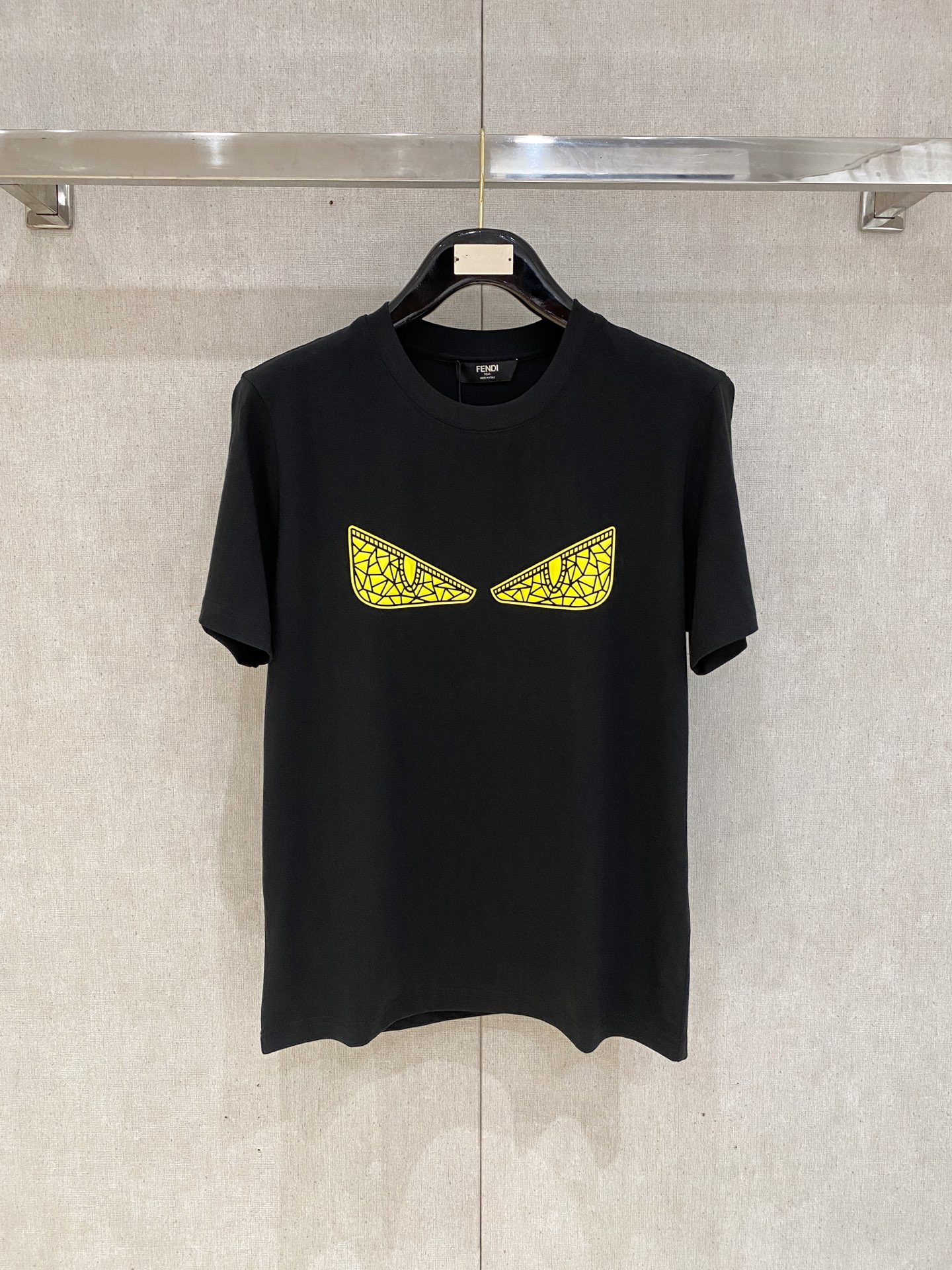 NO:160367,FD 25SS spring and summer new style first-time counter latest short-sleeved round-neck T-shirt, high-end customization, avant-garde and fashionable design!  Brand logo heavy craft design, high-end customized 230g fabric, soft feel, comfortable to wear, exquisite counter-level car line, fine workmanship, invincible and handsome upper body effect!  A must-have item for handsome men!  Color black. White. S-2XL, T-shirt,tees, t-shirt,alexander wang19860909FD 25SS春夏新款首发专柜最新款短袖圆领T恤 高端订制 设计前卫时尚！品牌logo重工艺设计 高端定制230克面料.手感柔软.穿着舒适.专柜级别精致车线.做工精细.上身效果无敌帅气！型男必备单品！颜色黑色.白色.码数S-2XL,,T-shirt,tees，t-shirt,alexander wang,Men's clothing