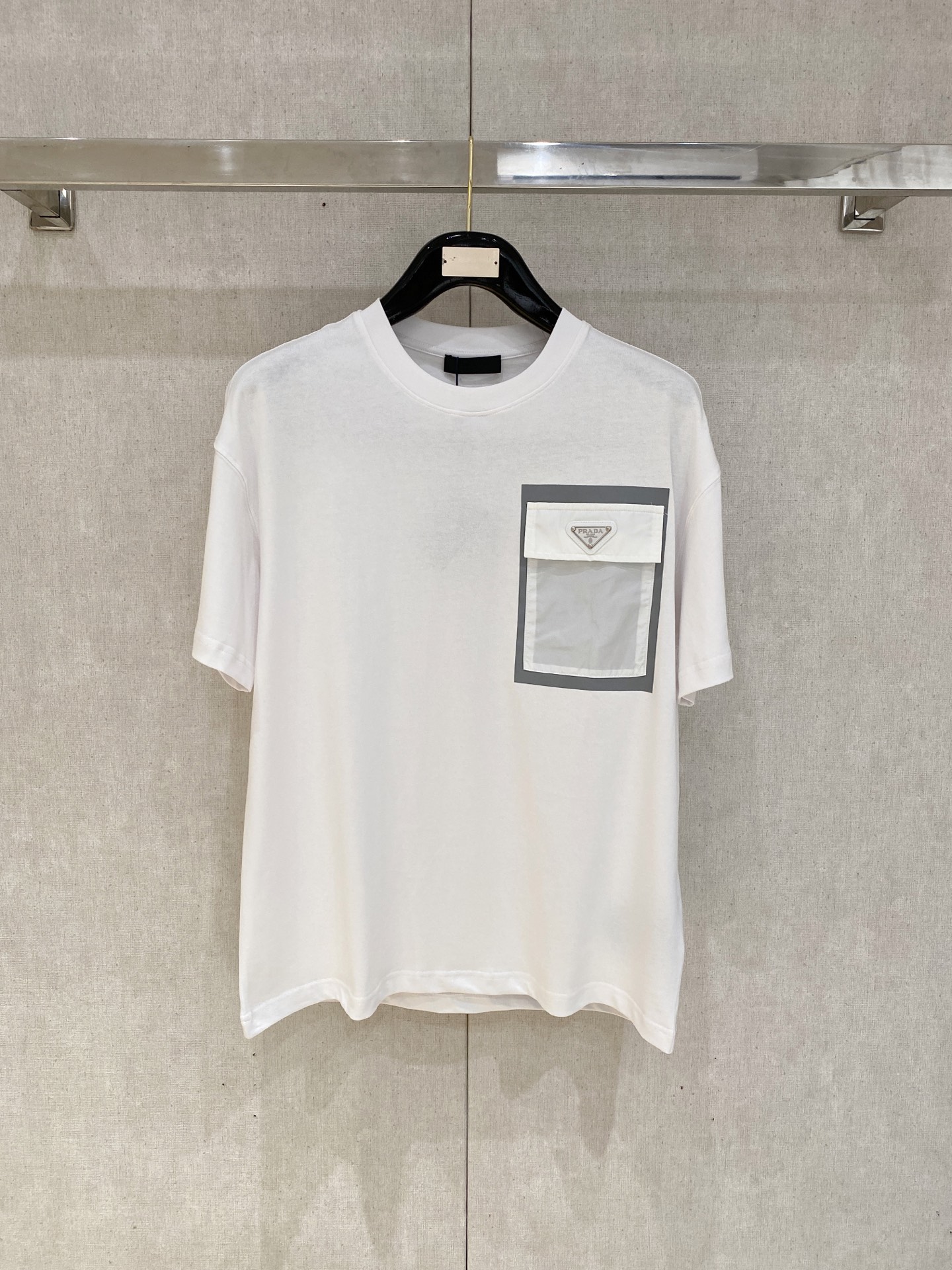 NO:160376,Prada 25SS spring and summer new style first-time counter latest short-sleeved round-neck T-shirt, high-end customization, avant-garde and fashionable design!  Brand logo heavy craft design, high-end customized 230g fabric, soft feel, comfortable to wear, exquisite counter-level car line, fine workmanship, invincible and handsome upper body effect!  A must-have item for handsome men!  Color black. White. S-2XL, prada, T-shirt,tees, t-shirt,alexander wang19860909普拉达 25SS春夏新款首发专柜最新款短袖圆领T恤 高端订制 设计前卫时尚！品牌logo重工艺设计 高端定制230克面料.手感柔软.穿着舒适.专柜级别精致车线.做工精细.上身效果无敌帅气！型男必备单品！颜色黑色.白色.码数S-2XL,,prada,T-shirt,tees，t-shirt,alexander wang,Men's clothing