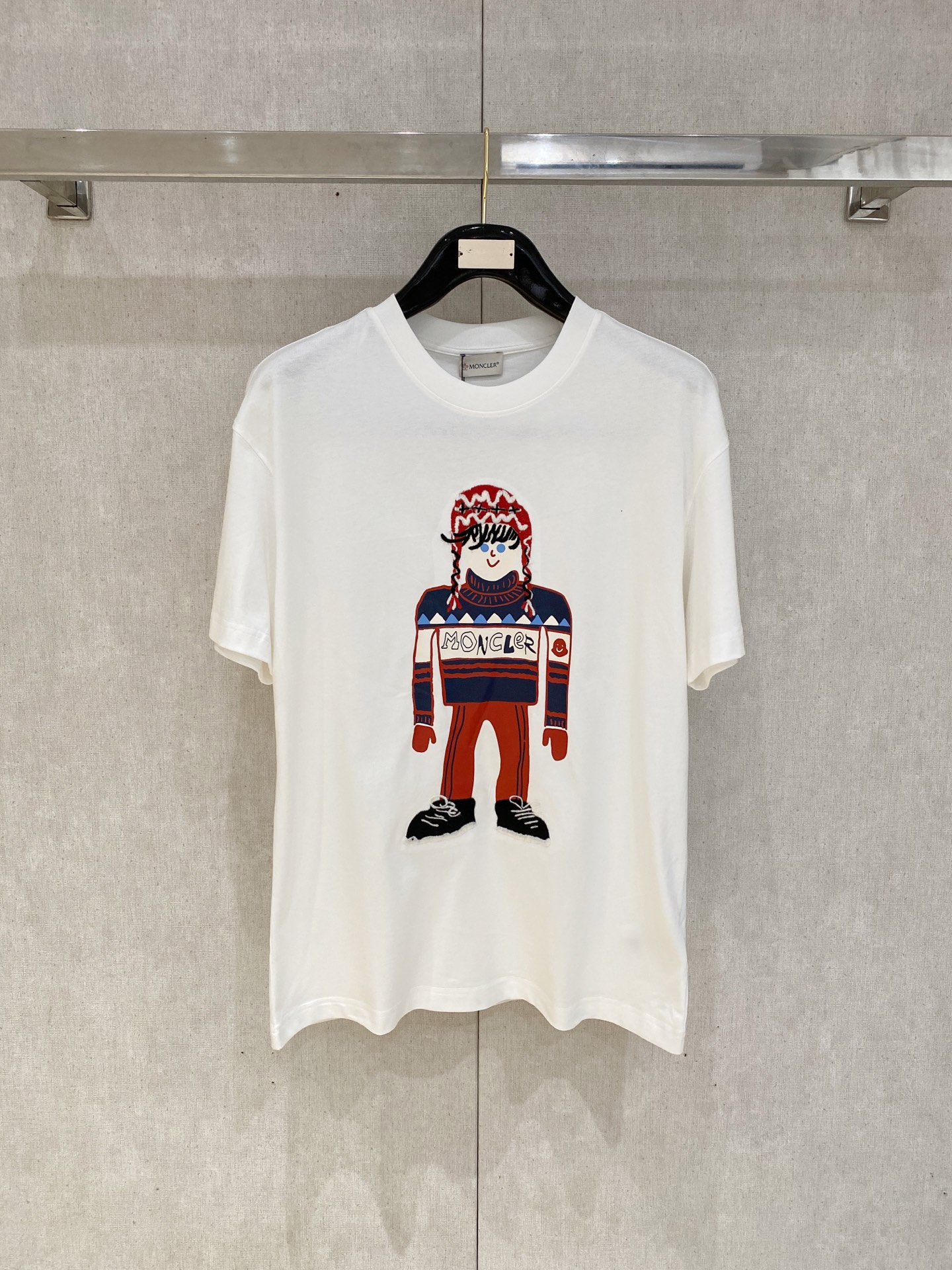 NO:472368,The new spring and summer new 25SS spring and summer counter has the latest short-sleeved round-neck T-shirt, high-end customization, avant-garde and fashionable design!  Brand logo heavy craft design, high-end customized 230g fabric, soft feel, comfortable to wear, exquisite counter-level car line, fine workmanship, invincible and handsome upper body effect!  A must-have item for handsome men!  Color black. White. S-2XL, Moncler, T-shirt,tees, t-shirt,alexander wang19860909蒙口 25SS春夏新款首发专柜最新款短袖圆领T恤 高端订制 设计前卫时尚！品牌logo重工艺设计 高端定制230克面料.手感柔软.穿着舒适.专柜级别精致车线.做工精细.上身效果无敌帅气！型男必备单品！颜色黑色.白色.码数S-2XL,,Moncler,T-shirt,tees，t-shirt,alexander wang,Men's clothing