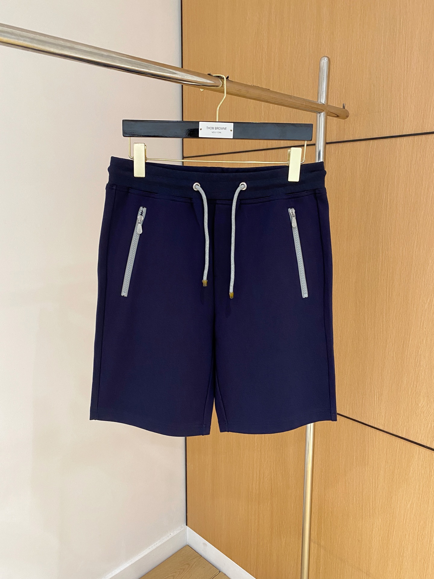 NO:454160,The counter official website will be released simultaneously! All accessories are customized for original products, and the trading company's genuine products are ordered. High-end custom imported fabrics are extracted from natural plant fibers. They are thinner than ordinary cotton fabrics. They feel soft and comfortable to wear. They are not easy to irritate the skin. The fabric is hygroscopic and breathable. Size: 48-56.,,alexander wang19860909专柜官网同步发售！辅料全部原版定制出品,贸易公司真品订单.高级定制进口面料,以天然植物纖維提炼出来,比一般棉织物轻薄 手感柔软,穿着舒适 完全不易有刺激皮肤 面料吸湿性、透气性良好 尺码: 48-56.,,alexander wang,Men's clothing