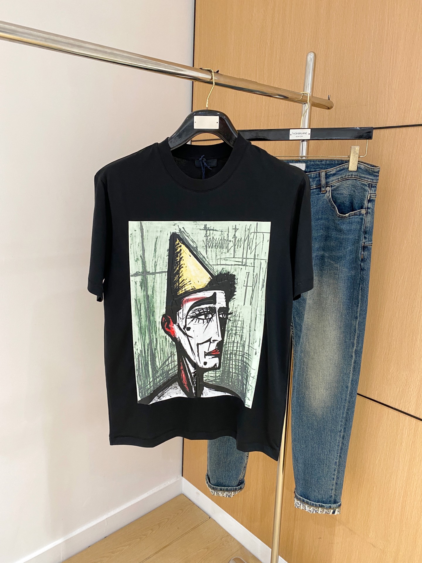 NO:519892,Prada's new short-sleeved T-shirt for men and women in spring and summer, the latest model is exclusively available on the entire network!  !  ~ It is classic and fashionable and versatile, who doesn’t like it? It will show the classic again. It is very pleasing to the eye and comes with a low luxury halo and recognition!  The traditional brand concept and modern advanced technology are perfectly combined. Coupled with the extremely modern and simple design, the exclusive logo pattern towel embroidery design!  Customized 100% imported pure cotton fabric!  The texture of this model is quite touching, the specifications and grades are known with tentacles. The degree of delicateness and breathability are top-notch!  Size M-3XL, prada, T-shirt,tees, t-shirt,alexander wang19860909普拉达2025春夏新款男女同款短袖T恤,最新款全网独家首上！！~既经典有时尚百搭,谁不爱啊,将经典再次展现,非常的耐看,自带低奢光环与辨识度！传统的品牌理念和现代化的先进技术进行了完美结合.加上极其现代摩登风范的简约设计,专属logo图案毛巾绣设计！定制百分百进口纯棉面料！此款的质感相当感人 触手便知规格档次 细腻程度与透气效果堪称顶级！尺码M-3XL,,prada,T-shirt,tees，t-shirt,alexander wang,Men's clothing