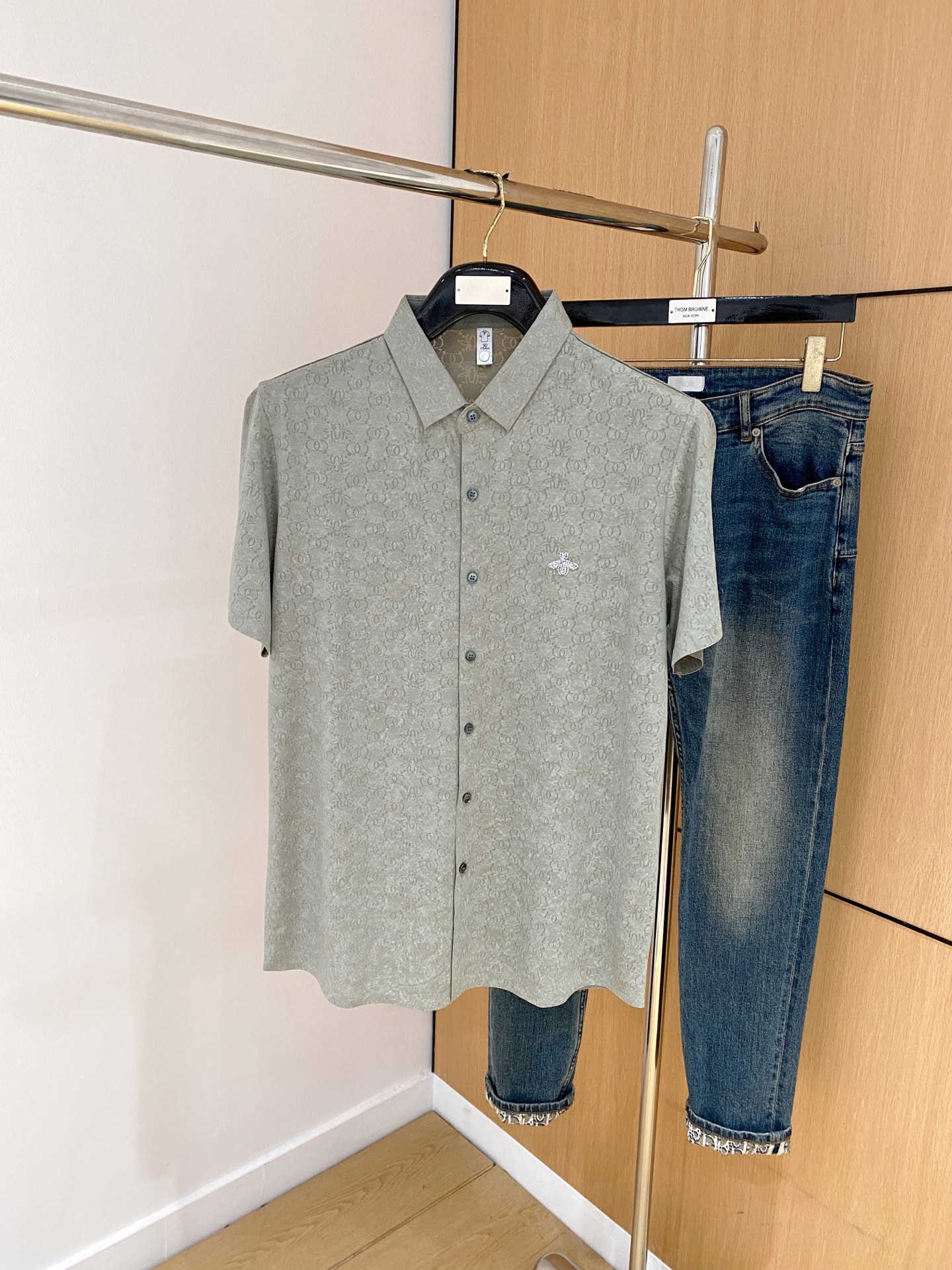 NO:161263,Dior 25ss spring and summer new lapel polo. Selected Tiansi cotton tribute satin cotton, comfortable and delicate, bringing excellent skin-friendly feel, while absorbing moisture and breathable, making it easy to handle. Seiko threaded neckline, modifying the body shape and making it less likely to deform, and the 5 and details reflect exquisite craftsmanship. Size M-3Xl, dior, alexander wang19860909迪奥25ss春夏新款翻领polo.精选天丝棉贡缎棉料,舒适细腻带来极佳的亲肤感,同时吸湿透气,w方便打理.精工螺纹现织领口,修饰身形同时更不易变形,5与细节处体现精致工艺.尺码M-3Xl,,dior,alexander wang,Men's clothing