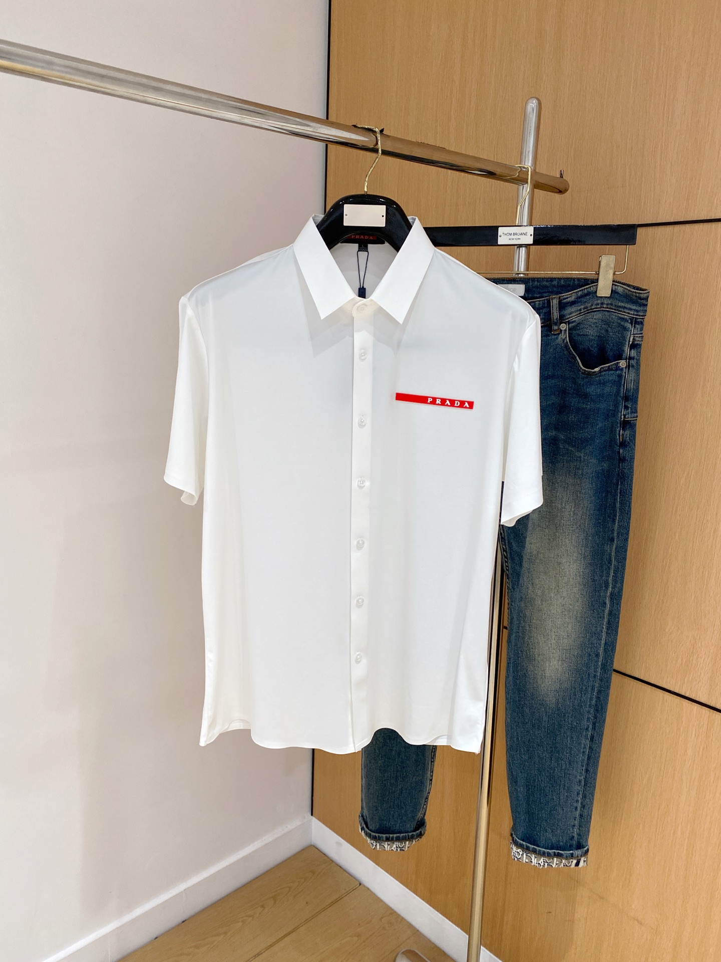 NO:161269,Prada 25ss Spring and Summer Lapel Polo. Selected Tianshi cotton tribute satin cotton, comfortable and delicate, bringing excellent skin-friendly feel, while absorbing moisture and breathable, making it easy to handle. Seiko threaded neckline, modifying the body shape and not easily deformed, and the 5 and details reflect exquisite craftsmanship. Size M-3Xl, prada, alexander wang19860909普拉达25ss春夏新款翻领polo.精选天丝棉贡缎棉料,舒适细腻带来极佳的亲肤感,同时吸湿透气,w方便打理.精工螺纹现织领口,修饰身形同时更不易变形,5与细节处体现精致工艺.尺码M-3Xl,,prada,alexander wang,Men's clothing