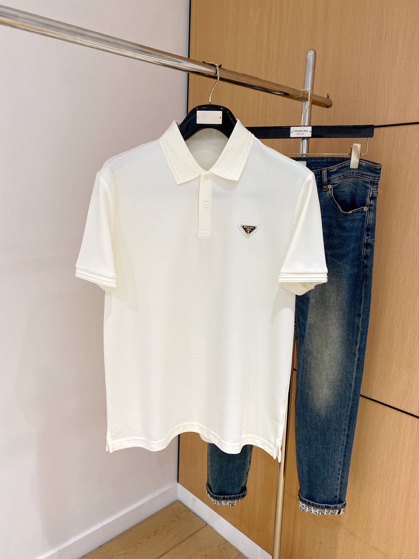 NO:161267,Prada 25SS new spring and summer short-sleeved lapel T-shirt polo, the highest version is customized high-end vermill fabric simple and fashionable, and the color-blocking thread is super beautiful!  Classic logo simple and elegant style!  Full of high-end feel, wearable in all seasons. Simple European style official website on sale codes M-3XL, prada, T-shirt, tees, t-shirt, alexander wang19860909普拉达25SS新款春夏短袖翻领T恤polo,最高版本客供定制高端朱地面料简单时尚款,拼色螺纹超级好看！经典logo简单大方的款式！满满的高级感,四季可穿.简欧风格官网在售码数M-3XL,,prada,T-shirt,tees，t-shirt,alexander wang,Men's clothing