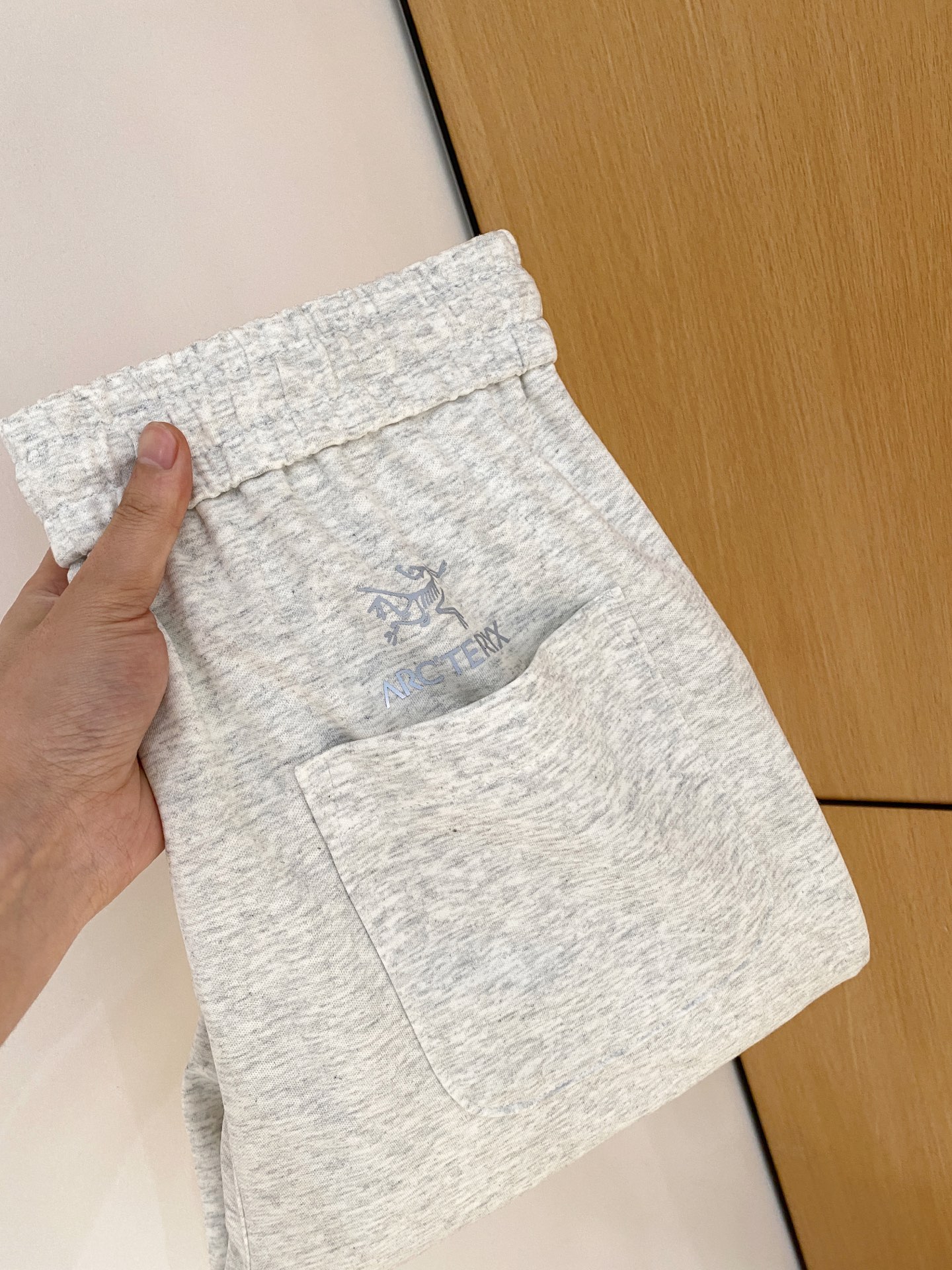 NO:161261,Archaeoptera bird spring and summer 25ss casual pants gold dial appears again, the original customized high-quality fashionable casual pants are super versatile. Exclusive custom fabric, quite wide and stylish, close and comfortable. The latest hardware and accessories of the original custom counter. Super beautiful style, the upper body makes the legs look slender, the inner and the line is impeccable. You can attend any occasion. Once again, the fabric is very, very classy! Code number M-3xL,arc'teryx,alexander wang19860909始祖鸟春夏25ss休闲裤金典再次出现,原单订制高品质时尚休闲裤.超级百搭款.独家定制面料,挺阔有型,贴身舒适.原版定制专柜最新五金辅料.超靓版型、上身显腿修长,內里,走线都无可挑剔,任何场合都可出席,再次强调面料非常非常显档次！码数 M-3xL,arc'teryx,alexander wang,Men's clothing