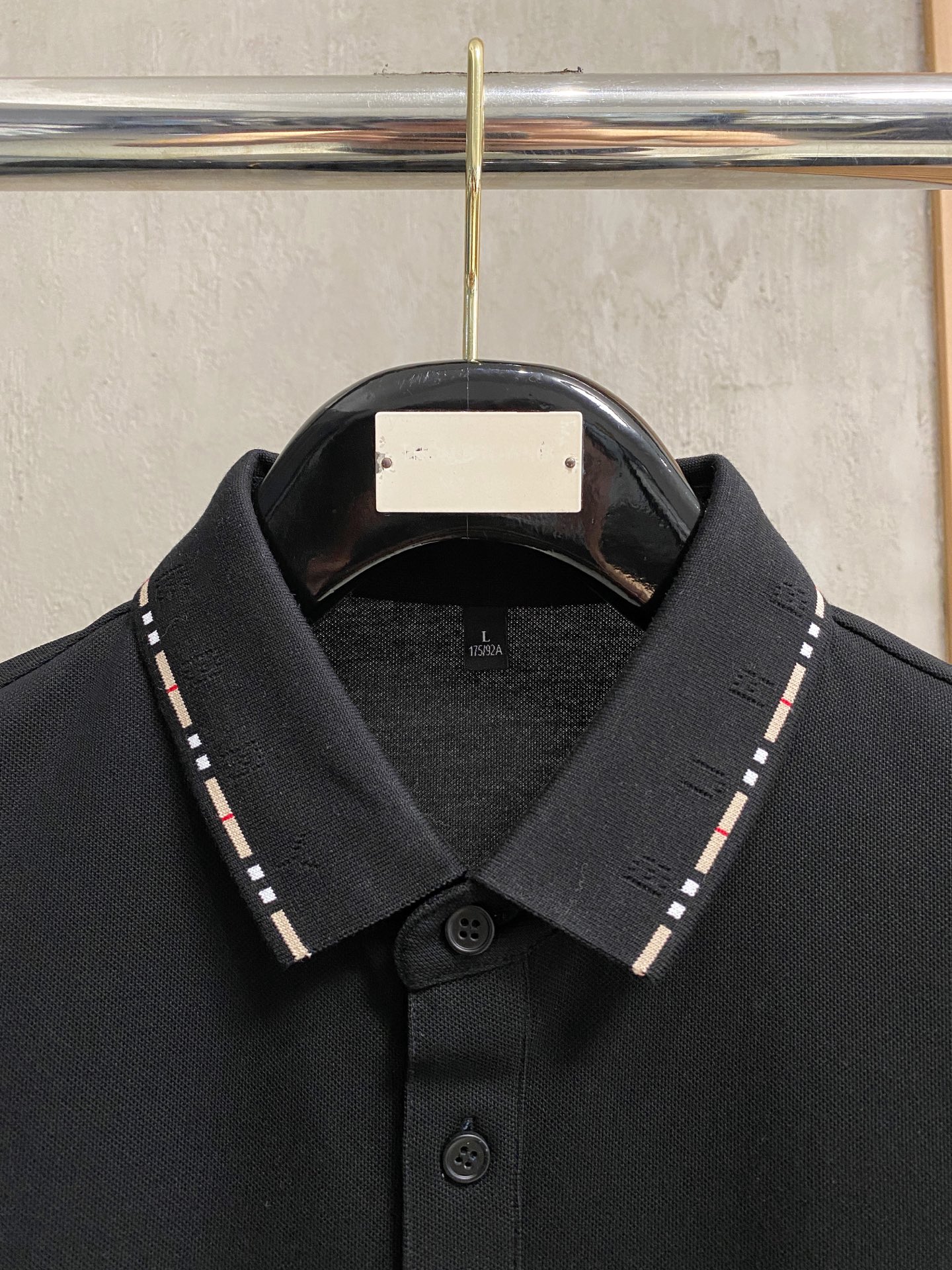 P巴宝莉25SS新款春夏短袖翻领T恤Polo，最高版本客供定制高端朱地面料简单时尚款，拼色螺纹超级好看！