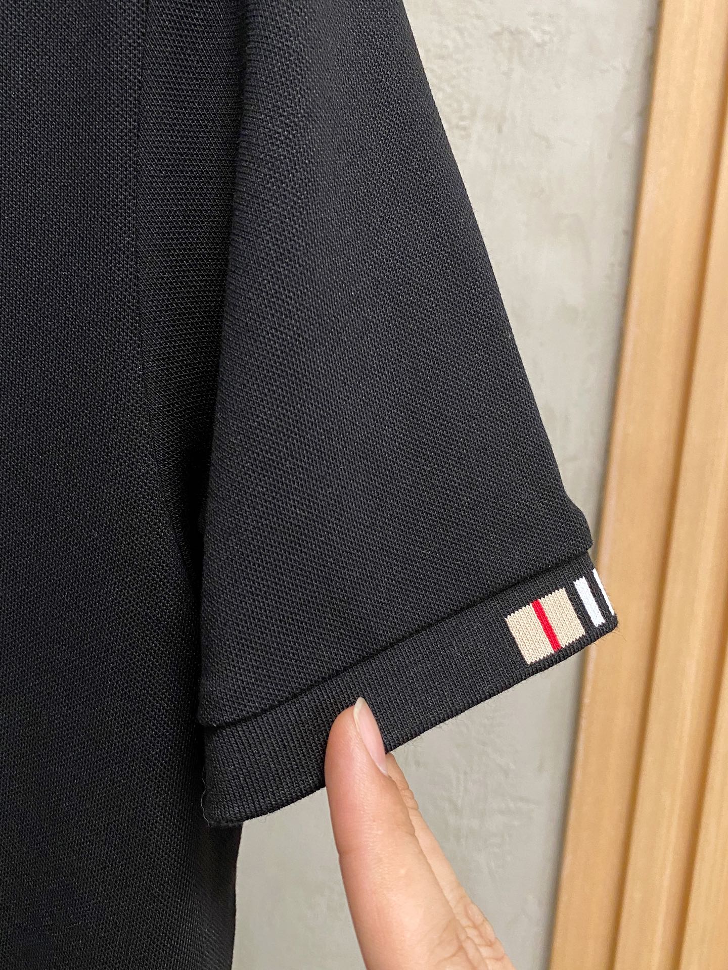 P巴宝莉25SS新款春夏短袖翻领T恤Polo，最高版本客供定制高端朱地面料简单时尚款，拼色螺纹超级好看！