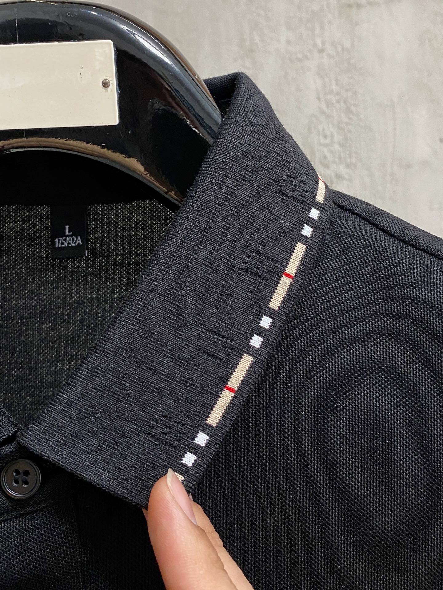 P巴宝莉25SS新款春夏短袖翻领T恤Polo，最高版本客供定制高端朱地面料简单时尚款，拼色螺纹超级好看！