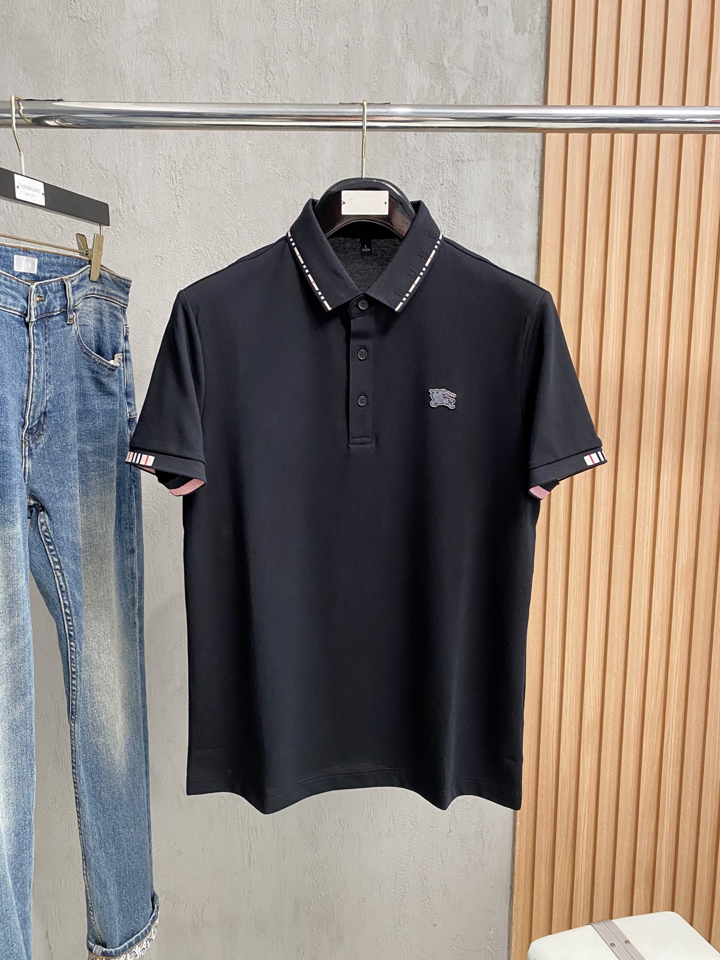 P巴宝莉25SS新款春夏短袖翻领T恤Polo，最高版本客供定制高端朱地面料简单时尚款，拼色螺纹超级好看！