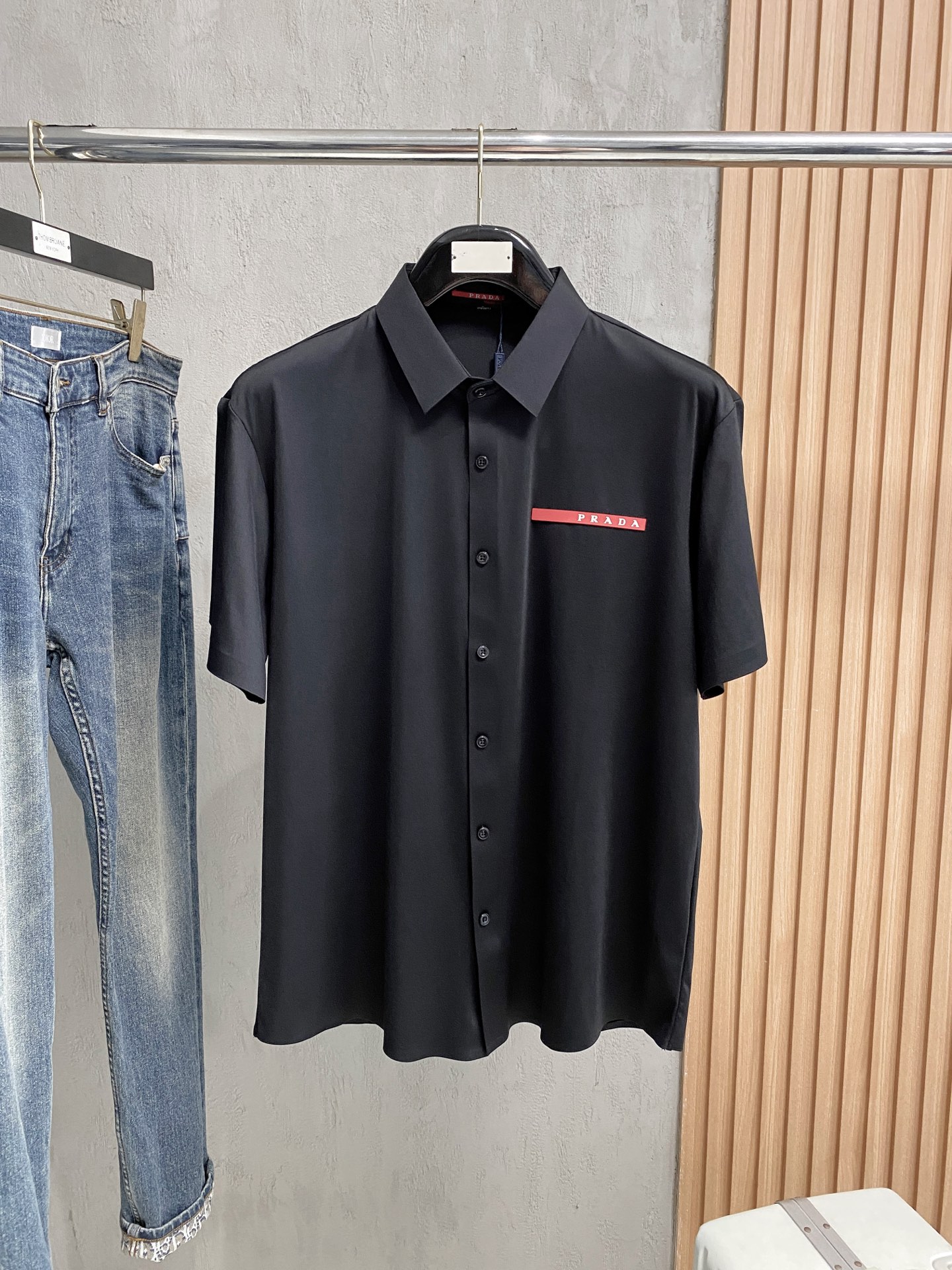 P普拉达25ss春夏新款翻领Polo。精选天丝棉贡缎棉料，舒适细腻带来极佳的亲肤感，同时吸湿透气，w方便