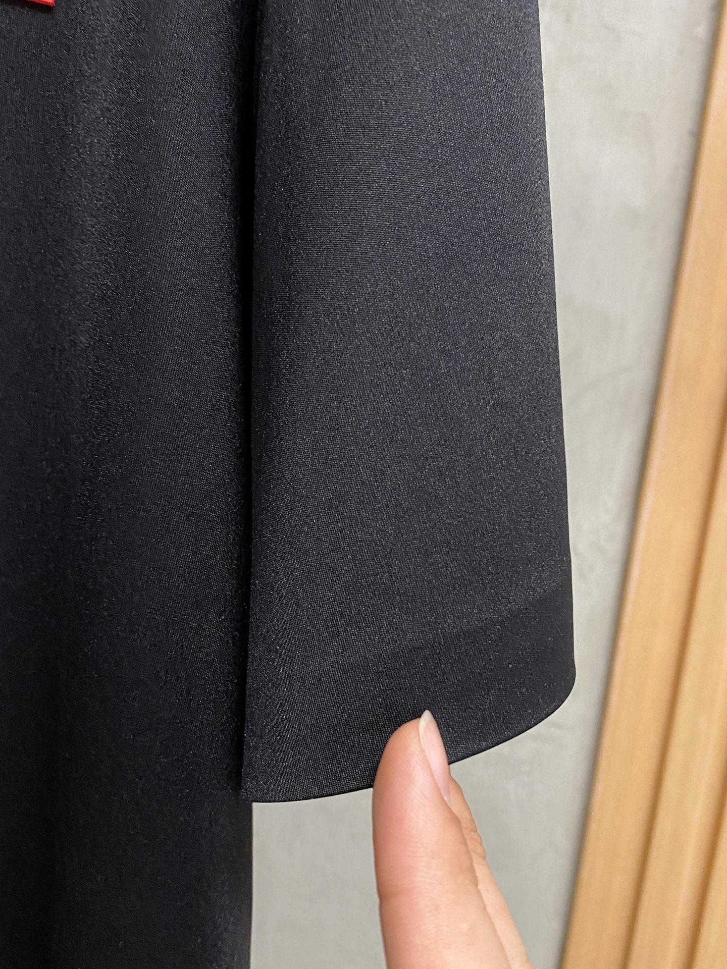 P普拉达25ss春夏新款翻领Polo。精选天丝棉贡缎棉料，舒适细腻带来极佳的亲肤感，同时吸湿透气，w方便