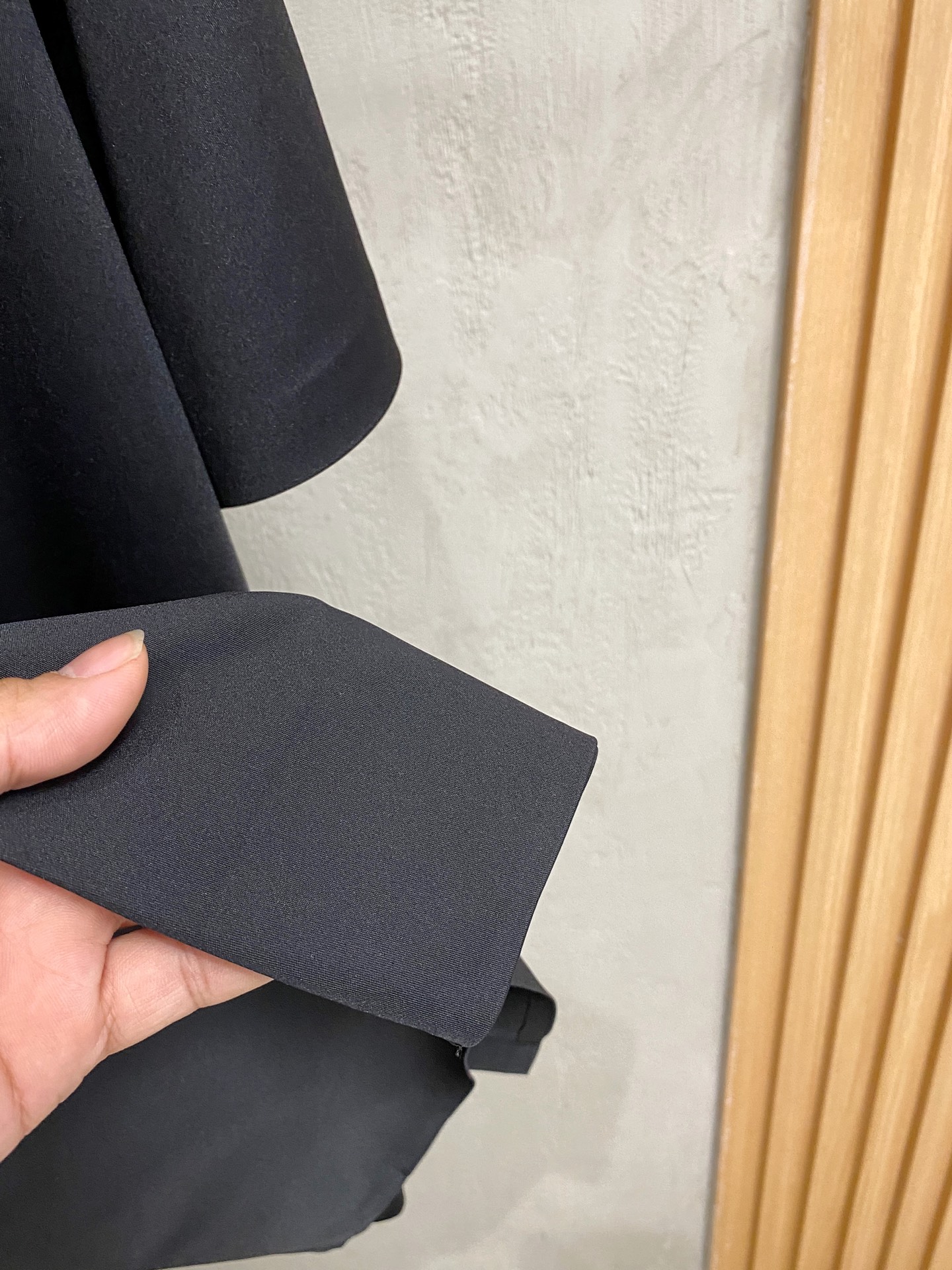 P普拉达25ss春夏新款翻领Polo。精选天丝棉贡缎棉料，舒适细腻带来极佳的亲肤感，同时吸湿透气，w方便