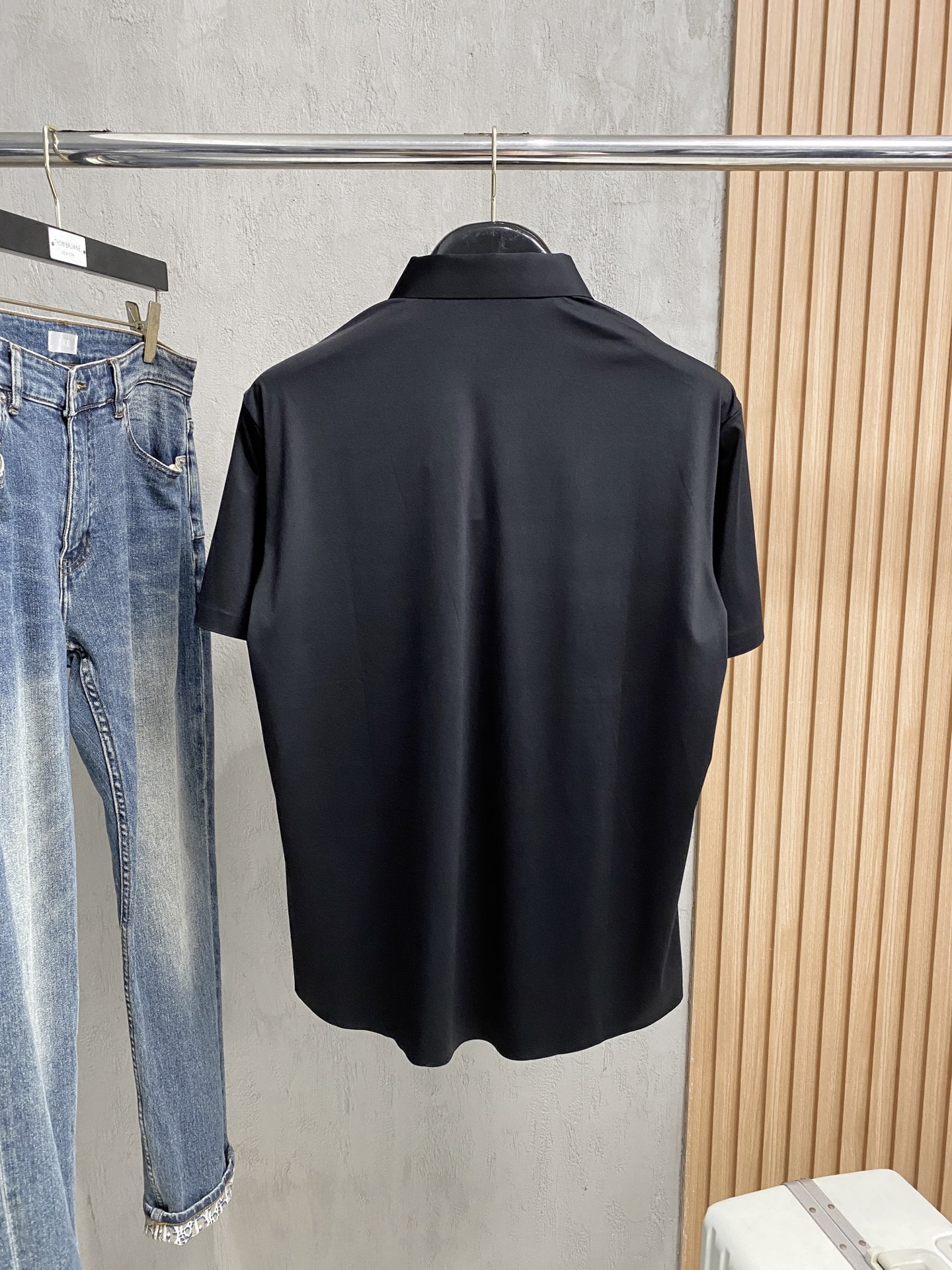 P普拉达25ss春夏新款翻领Polo。精选天丝棉贡缎棉料，舒适细腻带来极佳的亲肤感，同时吸湿透气，w方便