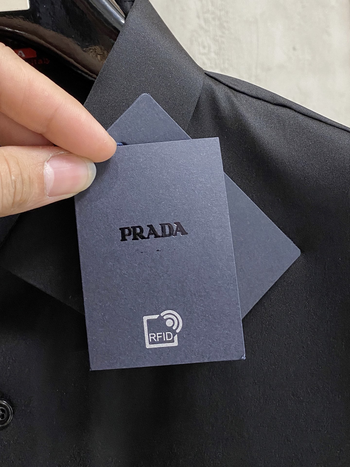 P普拉达25ss春夏新款翻领Polo。精选天丝棉贡缎棉料，舒适细腻带来极佳的亲肤感，同时吸湿透气，w方便