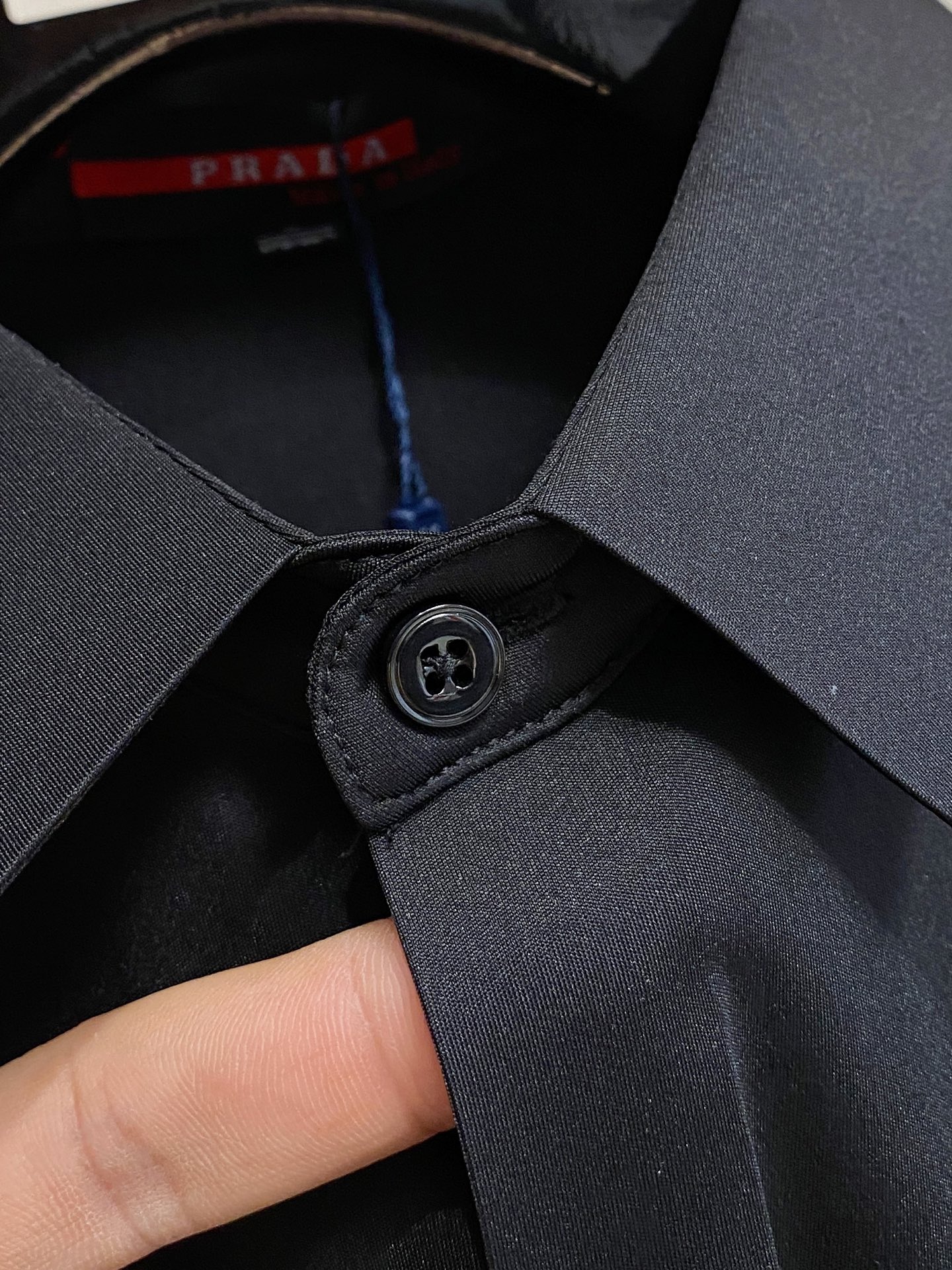 P普拉达25ss春夏新款翻领Polo。精选天丝棉贡缎棉料，舒适细腻带来极佳的亲肤感，同时吸湿透气，w方便