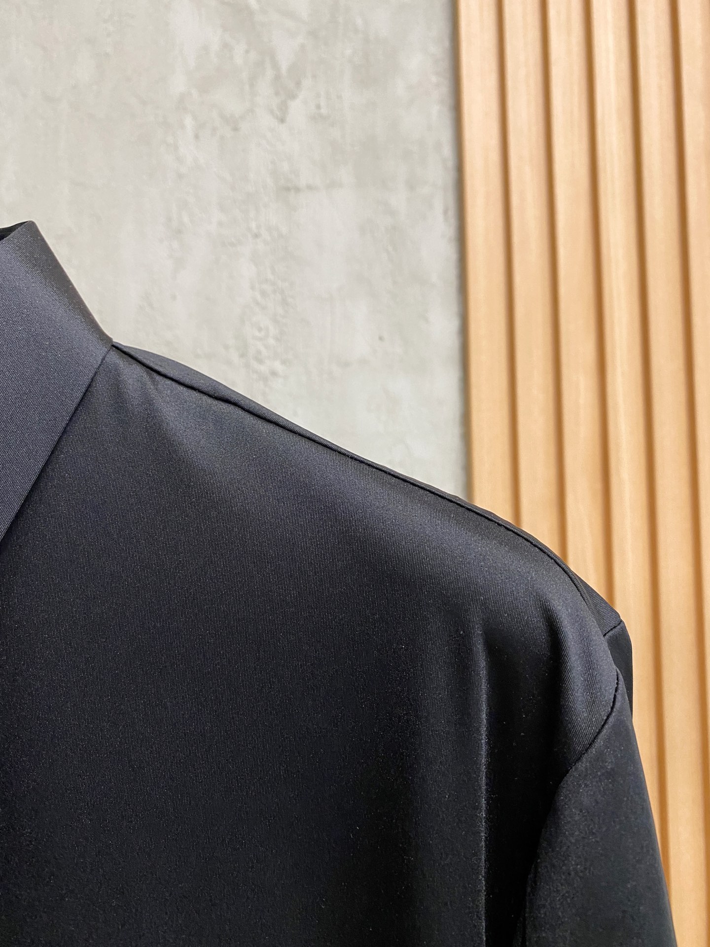 P普拉达25ss春夏新款翻领Polo。精选天丝棉贡缎棉料，舒适细腻带来极佳的亲肤感，同时吸湿透气，w方便