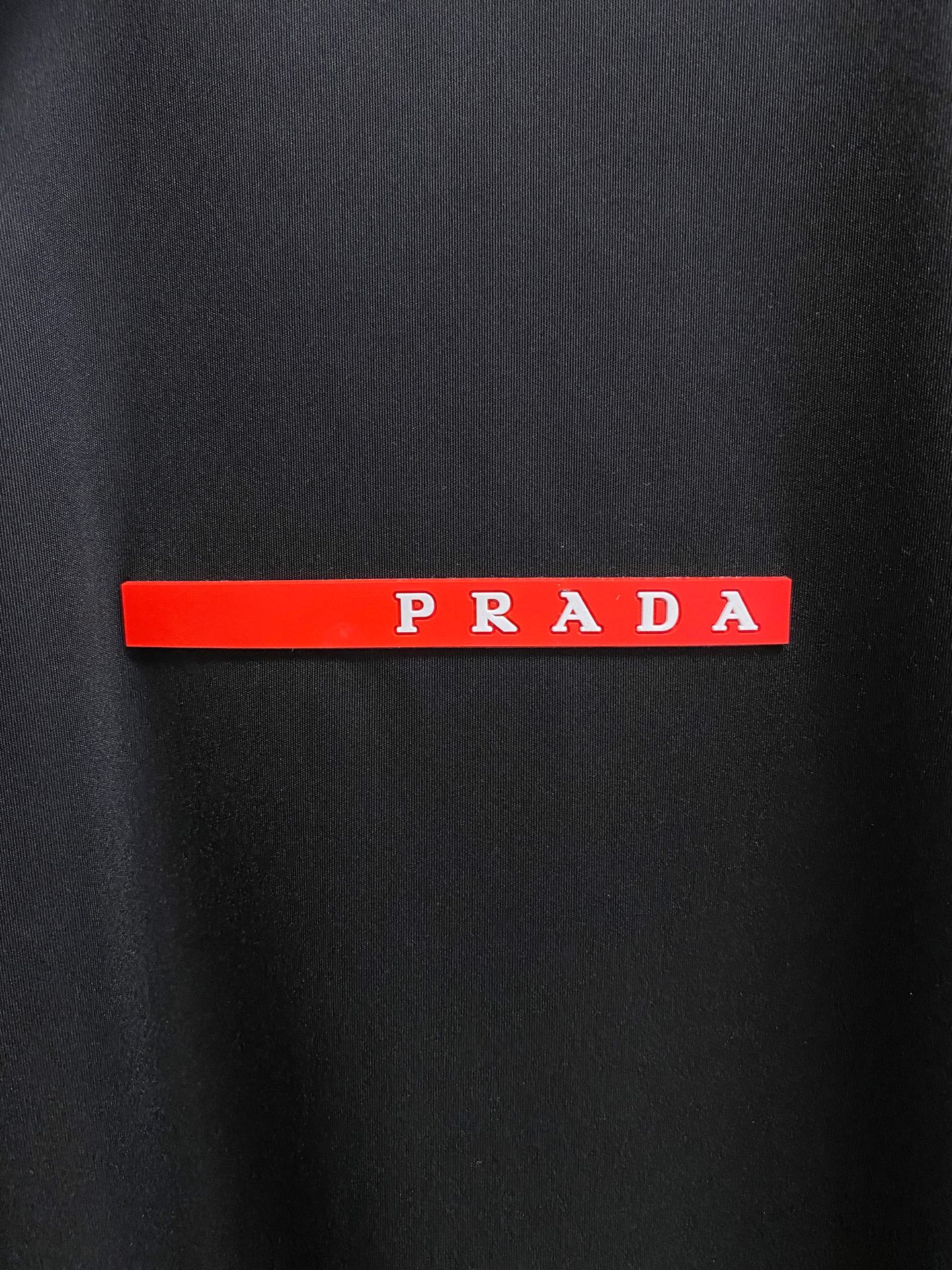 P普拉达25ss春夏新款翻领Polo。精选天丝棉贡缎棉料，舒适细腻带来极佳的亲肤感，同时吸湿透气，w方便