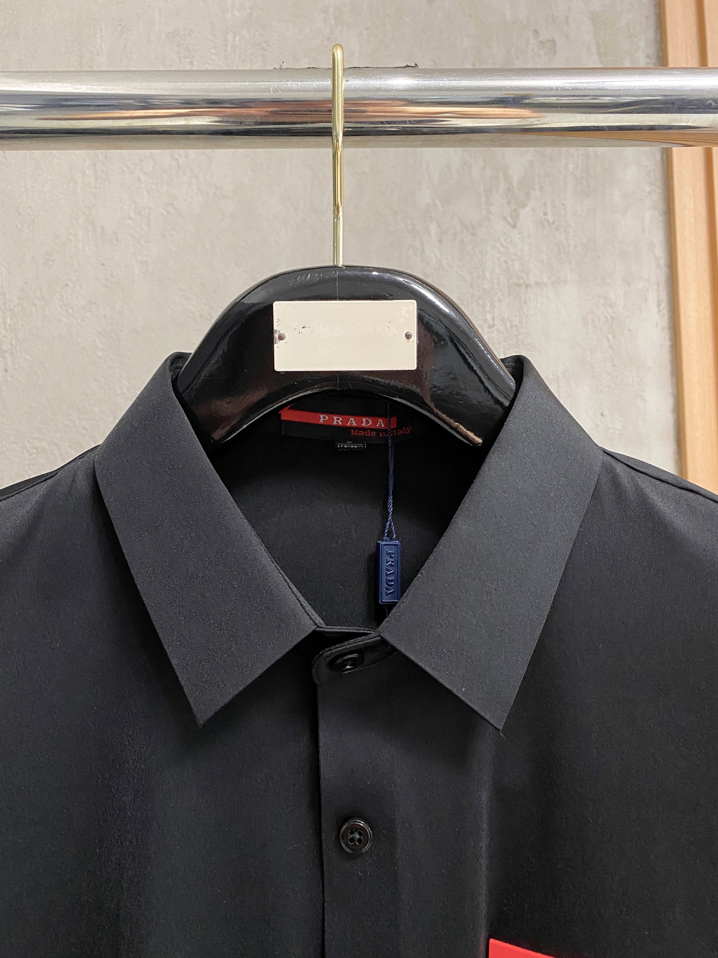 P普拉达25ss春夏新款翻领Polo。精选天丝棉贡缎棉料，舒适细腻带来极佳的亲肤感，同时吸湿透气，w方便