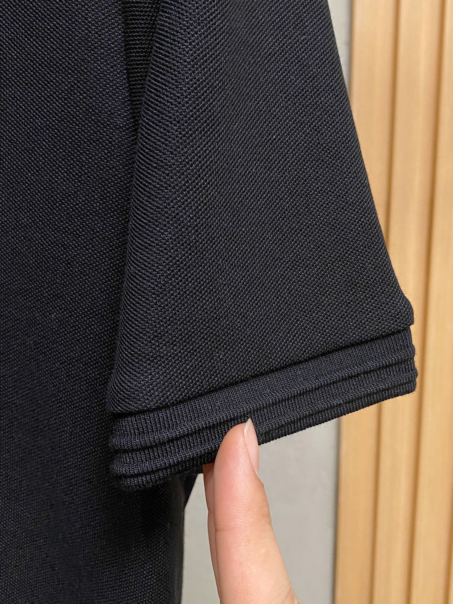 P普拉达25SS新款春夏短袖翻领T恤Polo，最高版本客供定制高端朱地面料简单时尚款，拼色螺纹超级好看！