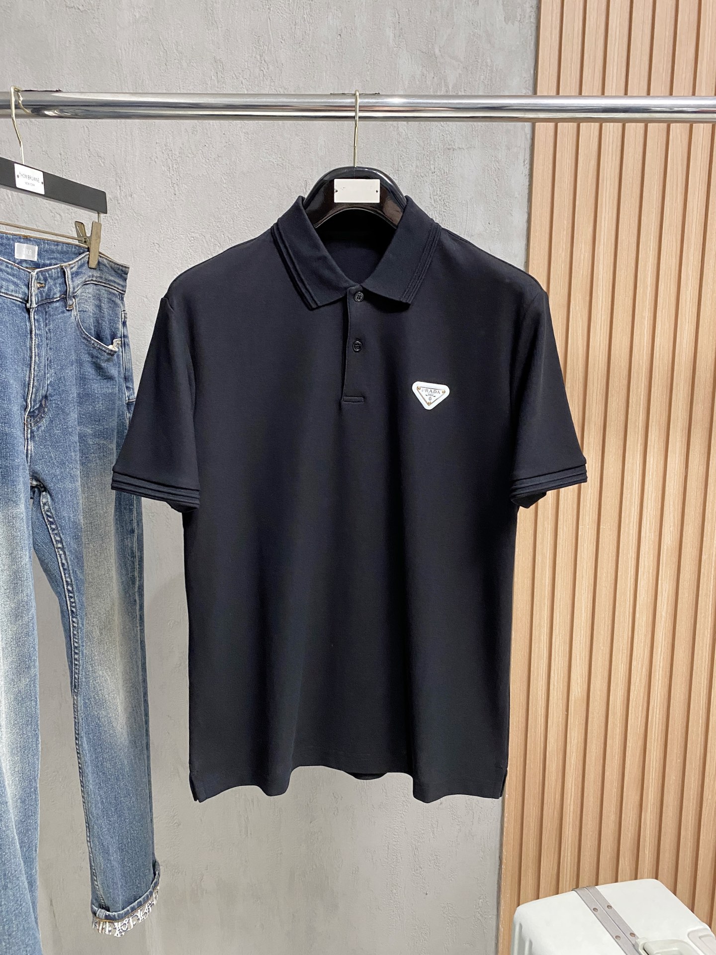 P普拉达25SS新款春夏短袖翻领T恤Polo，最高版本客供定制高端朱地面料简单时尚款，拼色螺纹超级好看！