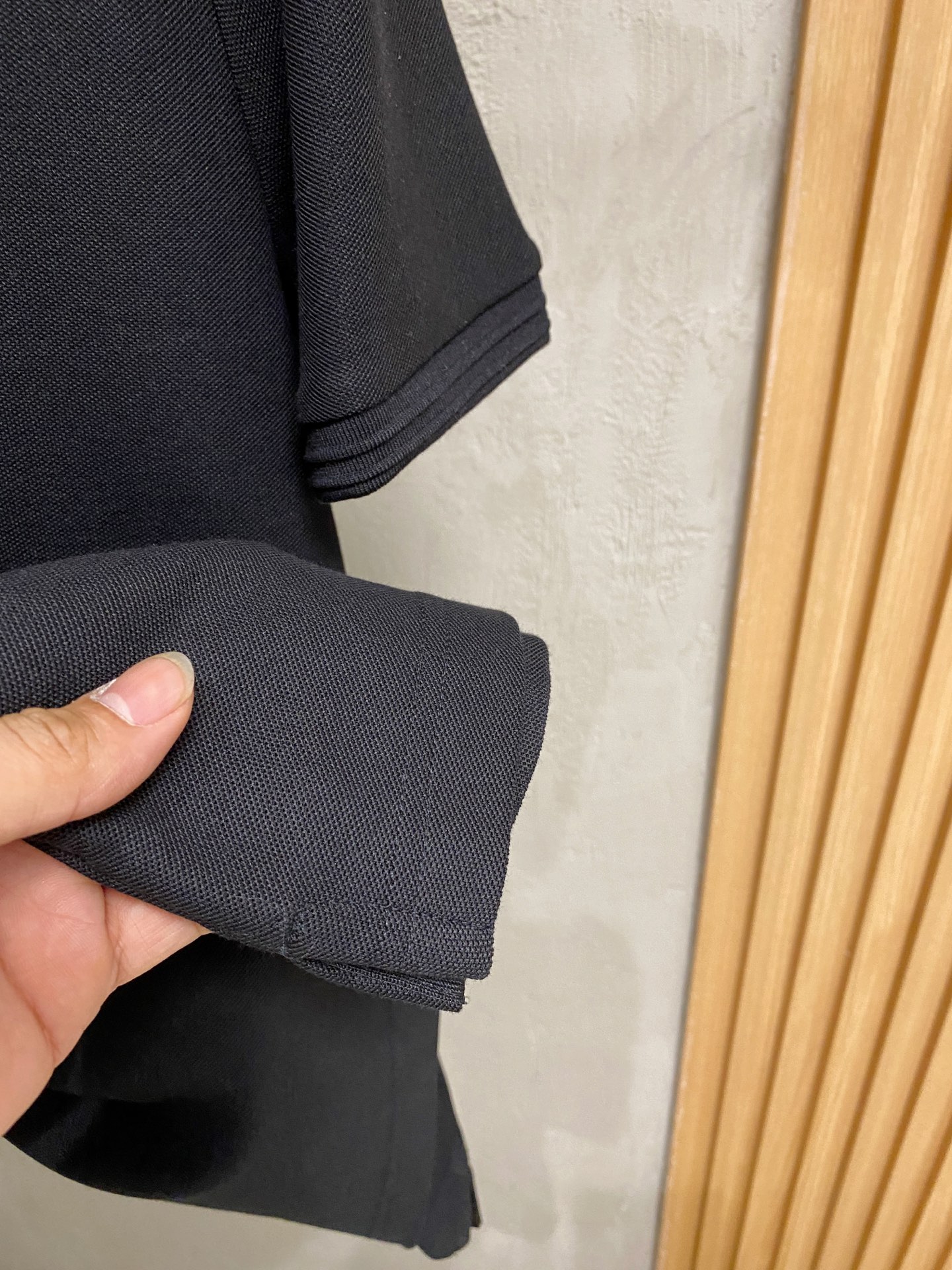 P普拉达25SS新款春夏短袖翻领T恤Polo，最高版本客供定制高端朱地面料简单时尚款，拼色螺纹超级好看！