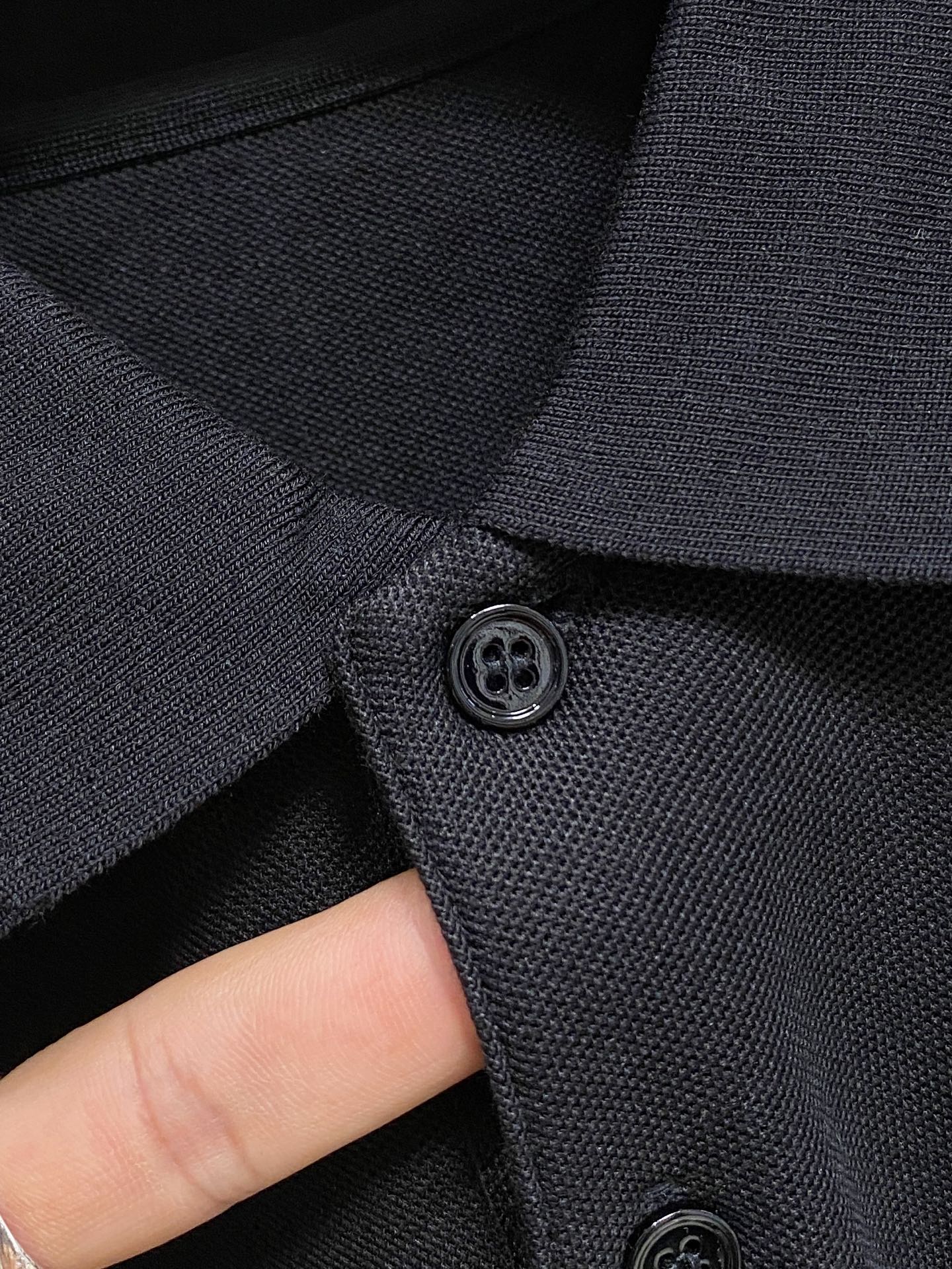 P普拉达25SS新款春夏短袖翻领T恤Polo，最高版本客供定制高端朱地面料简单时尚款，拼色螺纹超级好看！