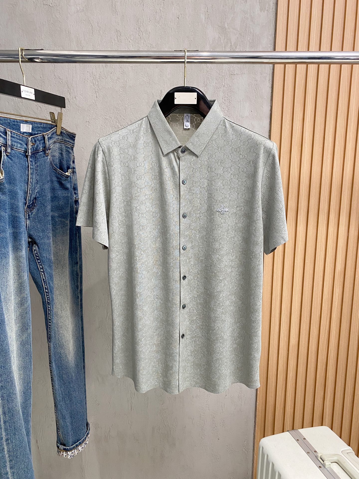 NO:504902,Dior 25ss spring and summer new lapel polo. Selected Tiansi cotton tribute satin cotton, comfortable and delicate, bringing excellent skin-friendly feel, while absorbing moisture and breathable, making it easy to handle. Seiko threaded neckline, modifying the body shape and making it less likely to deform, and the 5 and details reflect exquisite craftsmanship. Size M-3Xl, dior, alexander wang19860909迪奥25ss春夏新款翻领polo.精选天丝棉贡缎棉料,舒适细腻带来极佳的亲肤感,同时吸湿透气,w方便打理.精工螺纹现织领口,修饰身形同时更不易变形,5与细节处体现精致工艺.尺码M-3Xl,,dior,alexander wang,Men's clothing