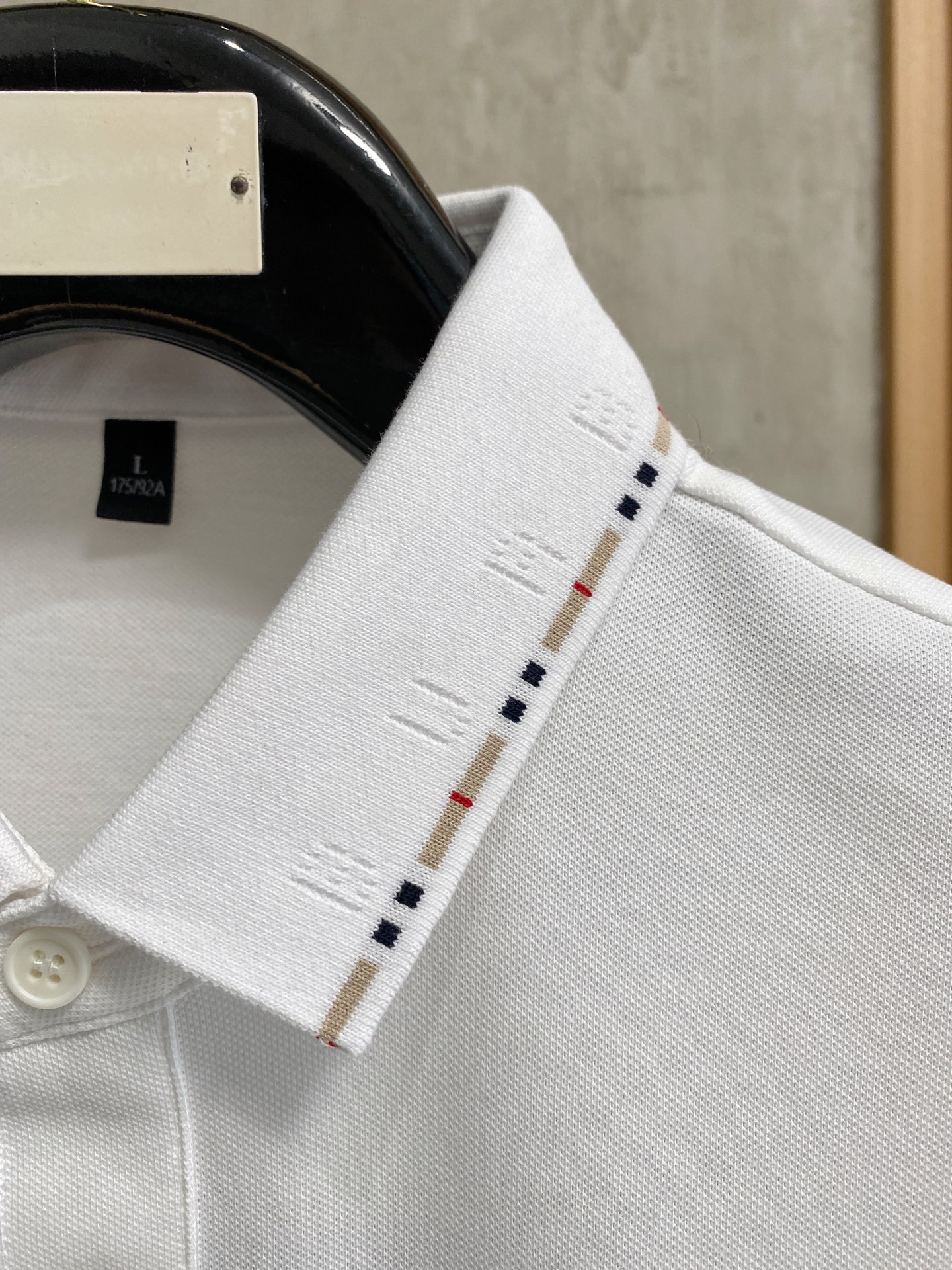 P巴宝莉25SS新款春夏短袖翻领T恤Polo，最高版本客供定制高端朱地面料简单时尚款，拼色螺纹超级好看！