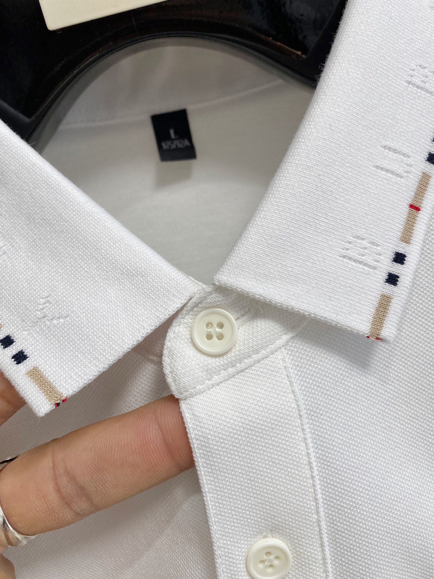 P巴宝莉25SS新款春夏短袖翻领T恤Polo，最高版本客供定制高端朱地面料简单时尚款，拼色螺纹超级好看！