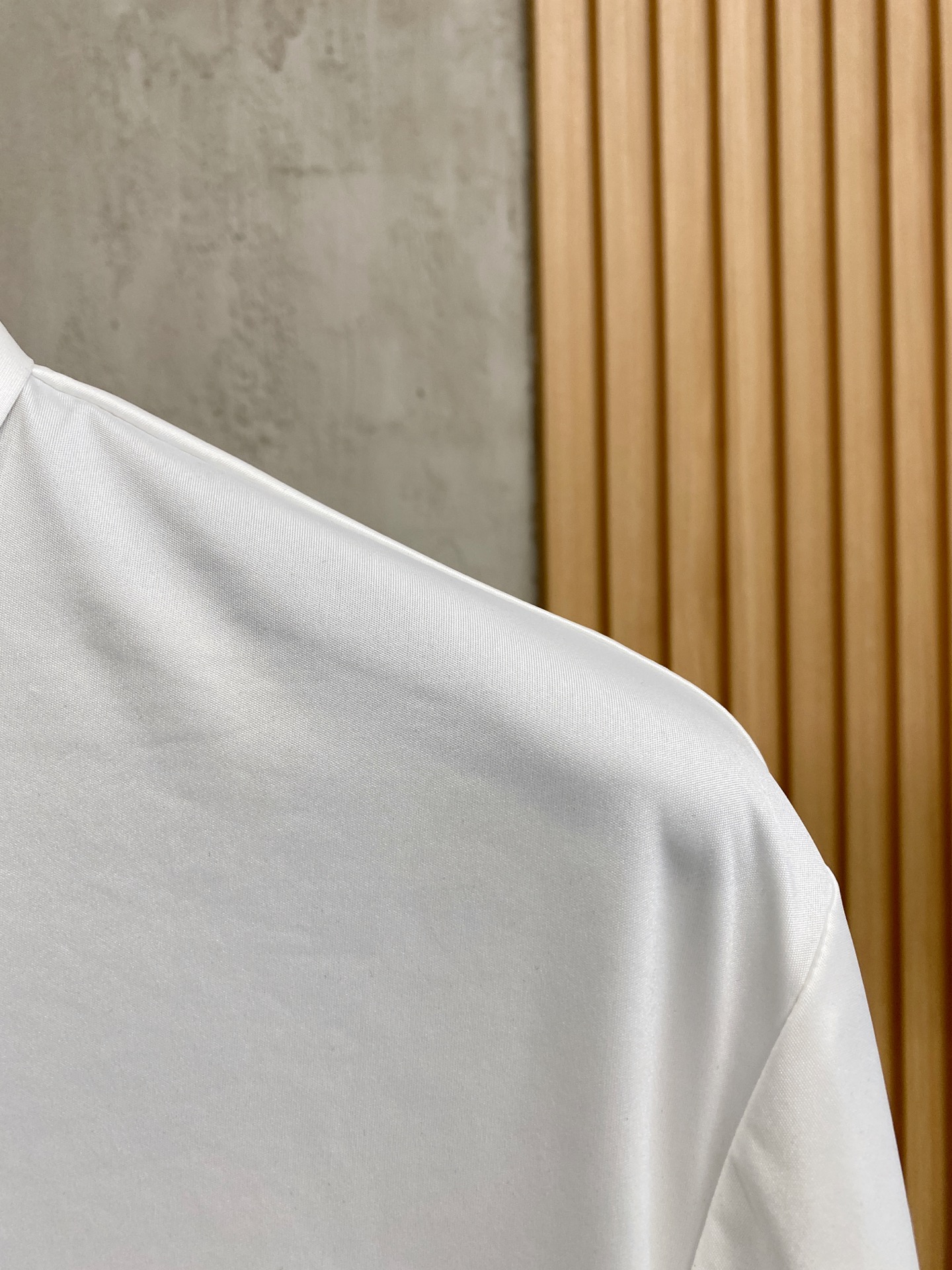 P普拉达25ss春夏新款翻领Polo。精选天丝棉贡缎棉料，舒适细腻带来极佳的亲肤感，同时吸湿透气，w方便