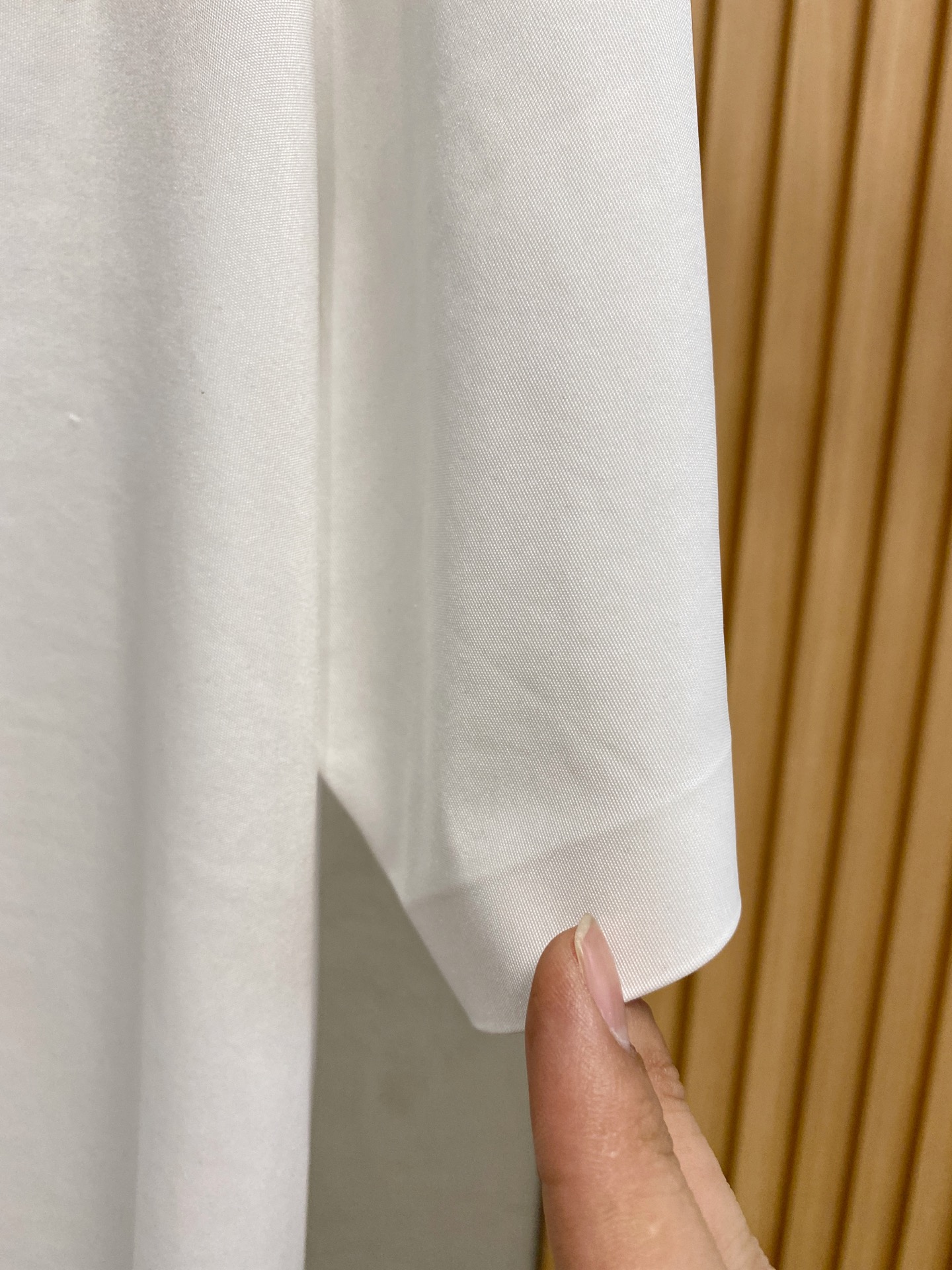 P普拉达25ss春夏新款翻领Polo。精选天丝棉贡缎棉料，舒适细腻带来极佳的亲肤感，同时吸湿透气，w方便