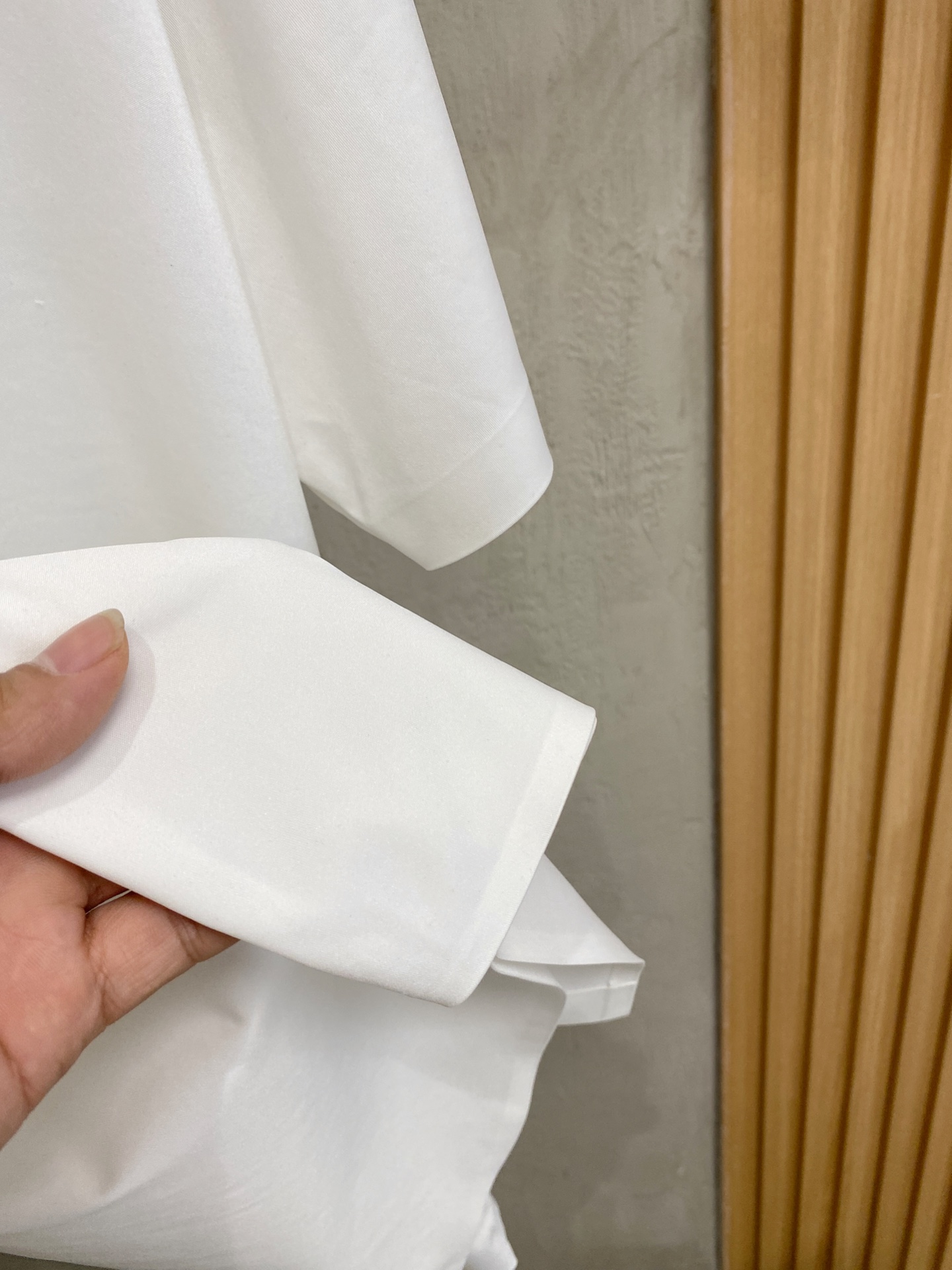 P普拉达25ss春夏新款翻领Polo。精选天丝棉贡缎棉料，舒适细腻带来极佳的亲肤感，同时吸湿透气，w方便