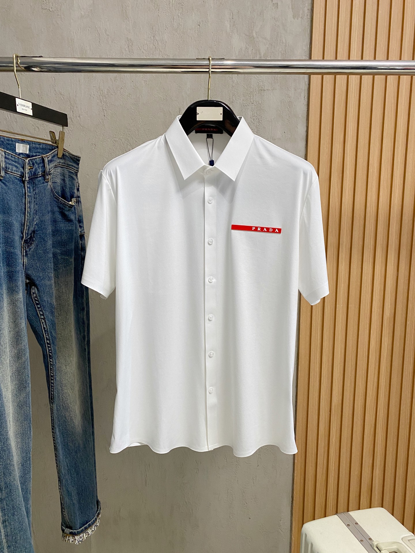 NO:504876,Prada 25ss Spring and Summer Lapel Polo. Selected Tianshi cotton tribute satin cotton, comfortable and delicate, bringing excellent skin-friendly feel, while absorbing moisture and breathable, making it easy to handle. Seiko threaded neckline, modifying the body shape and not easily deformed, and the 5 and details reflect exquisite craftsmanship. Size M-3Xl, prada, alexander wang19860909普拉达25ss春夏新款翻领polo.精选天丝棉贡缎棉料,舒适细腻带来极佳的亲肤感,同时吸湿透气,w方便打理.精工螺纹现织领口,修饰身形同时更不易变形,5与细节处体现精致工艺.尺码M-3Xl,,prada,alexander wang,Men's clothing