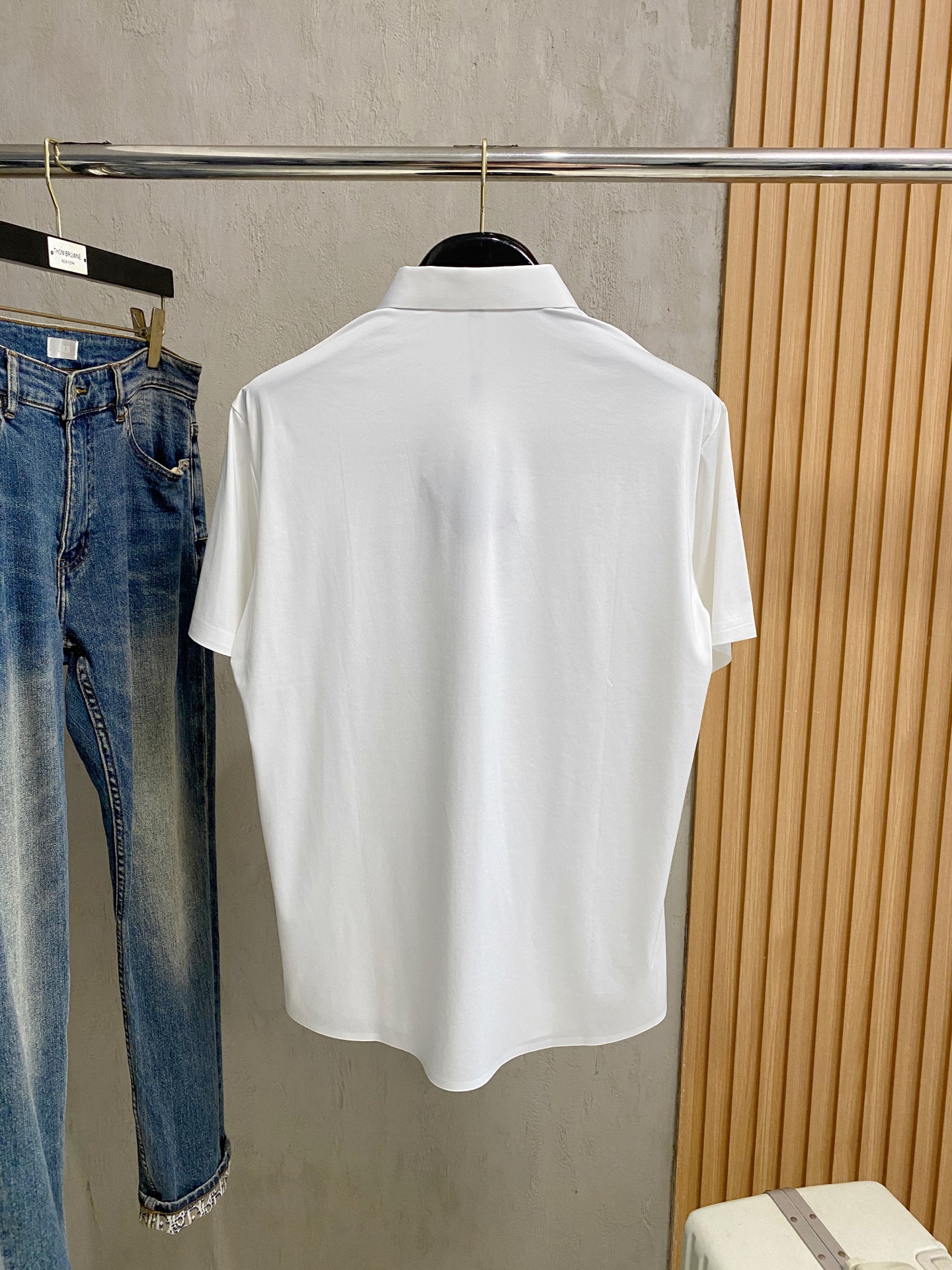 P普拉达25ss春夏新款翻领Polo。精选天丝棉贡缎棉料，舒适细腻带来极佳的亲肤感，同时吸湿透气，w方便