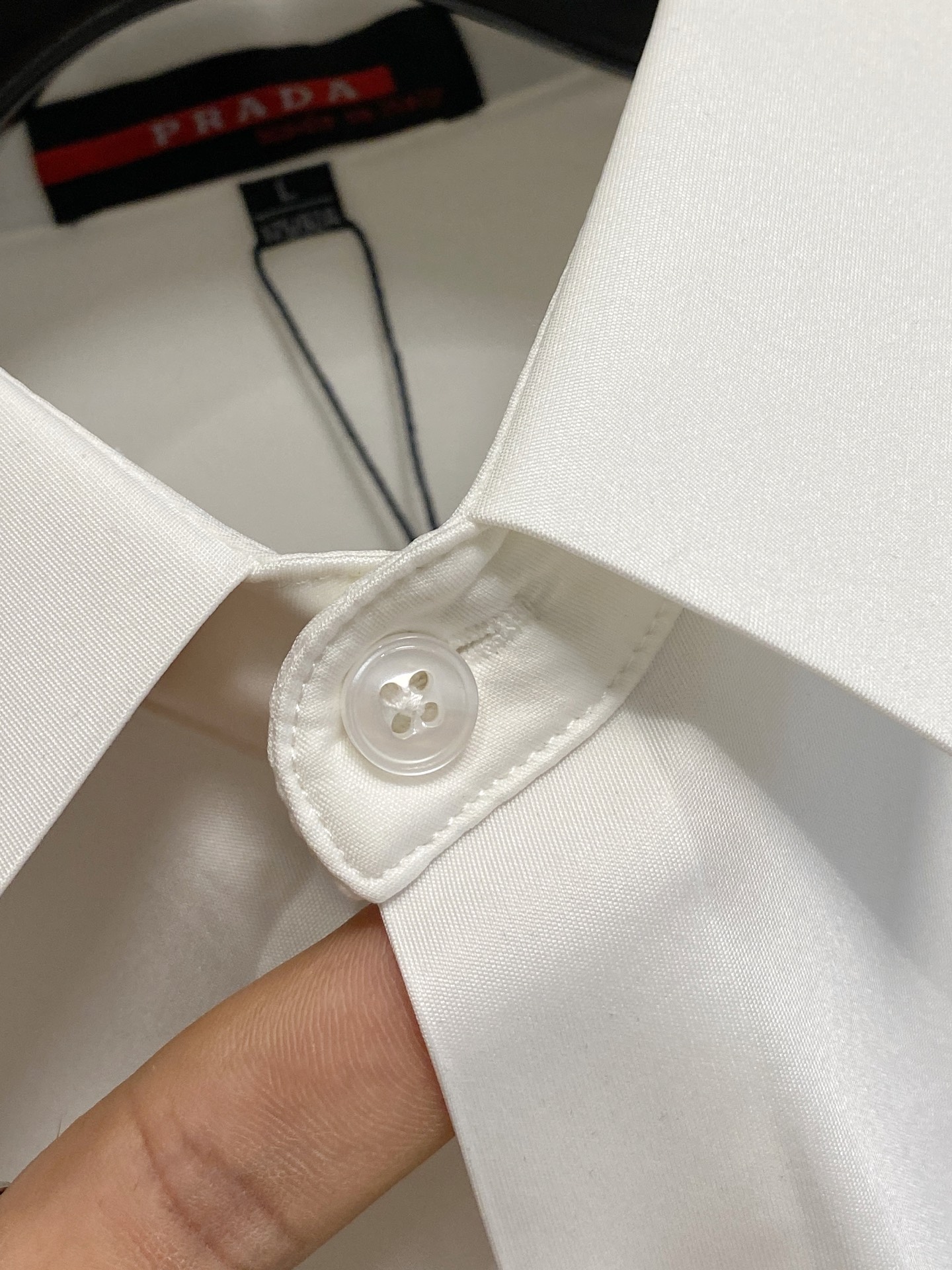 P普拉达25ss春夏新款翻领Polo。精选天丝棉贡缎棉料，舒适细腻带来极佳的亲肤感，同时吸湿透气，w方便