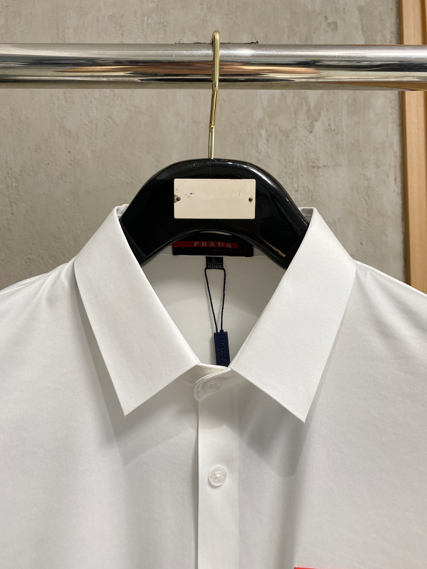 P普拉达25ss春夏新款翻领Polo。精选天丝棉贡缎棉料，舒适细腻带来极佳的亲肤感，同时吸湿透气，w方便