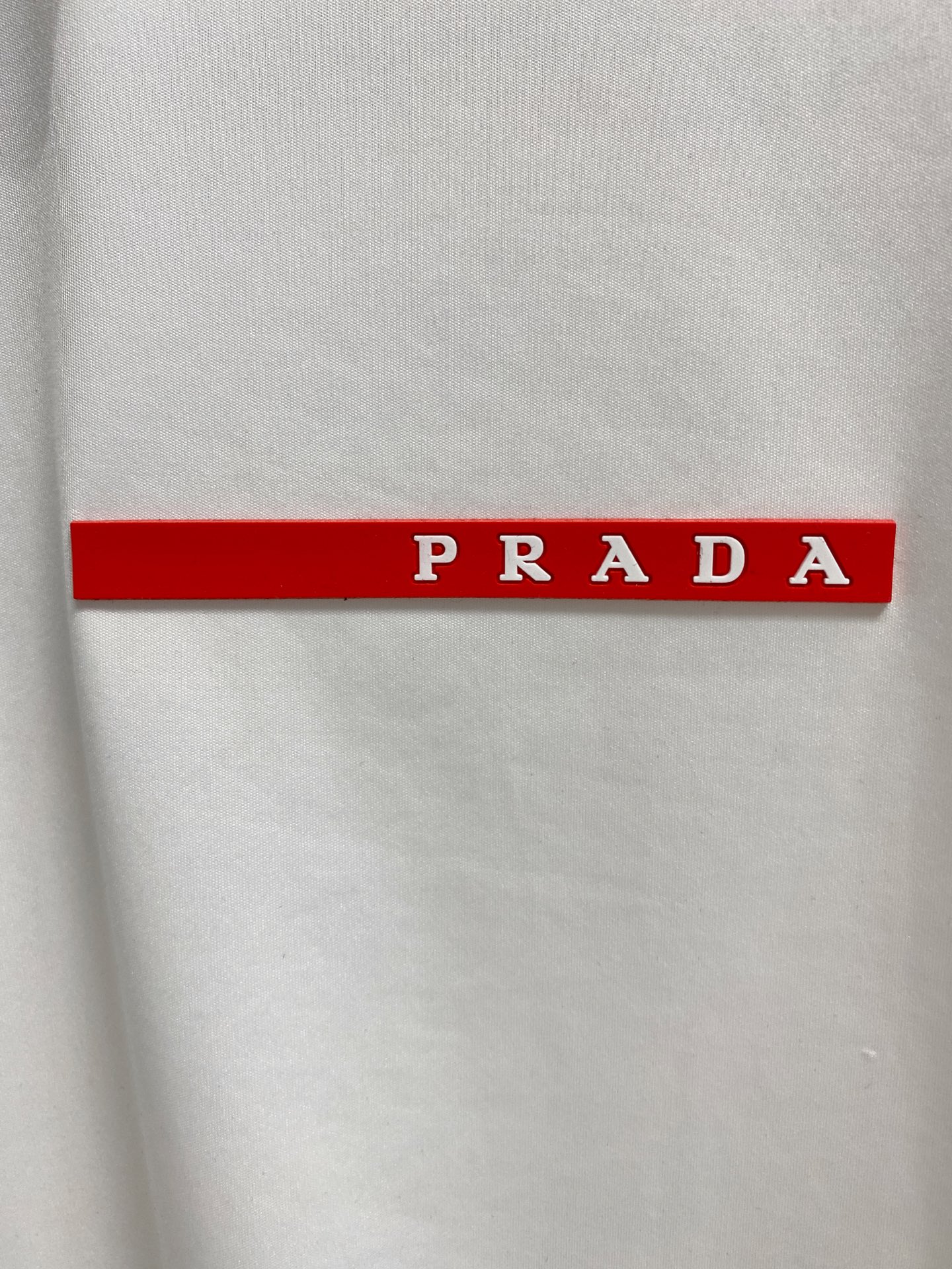 P普拉达25ss春夏新款翻领Polo。精选天丝棉贡缎棉料，舒适细腻带来极佳的亲肤感，同时吸湿透气，w方便