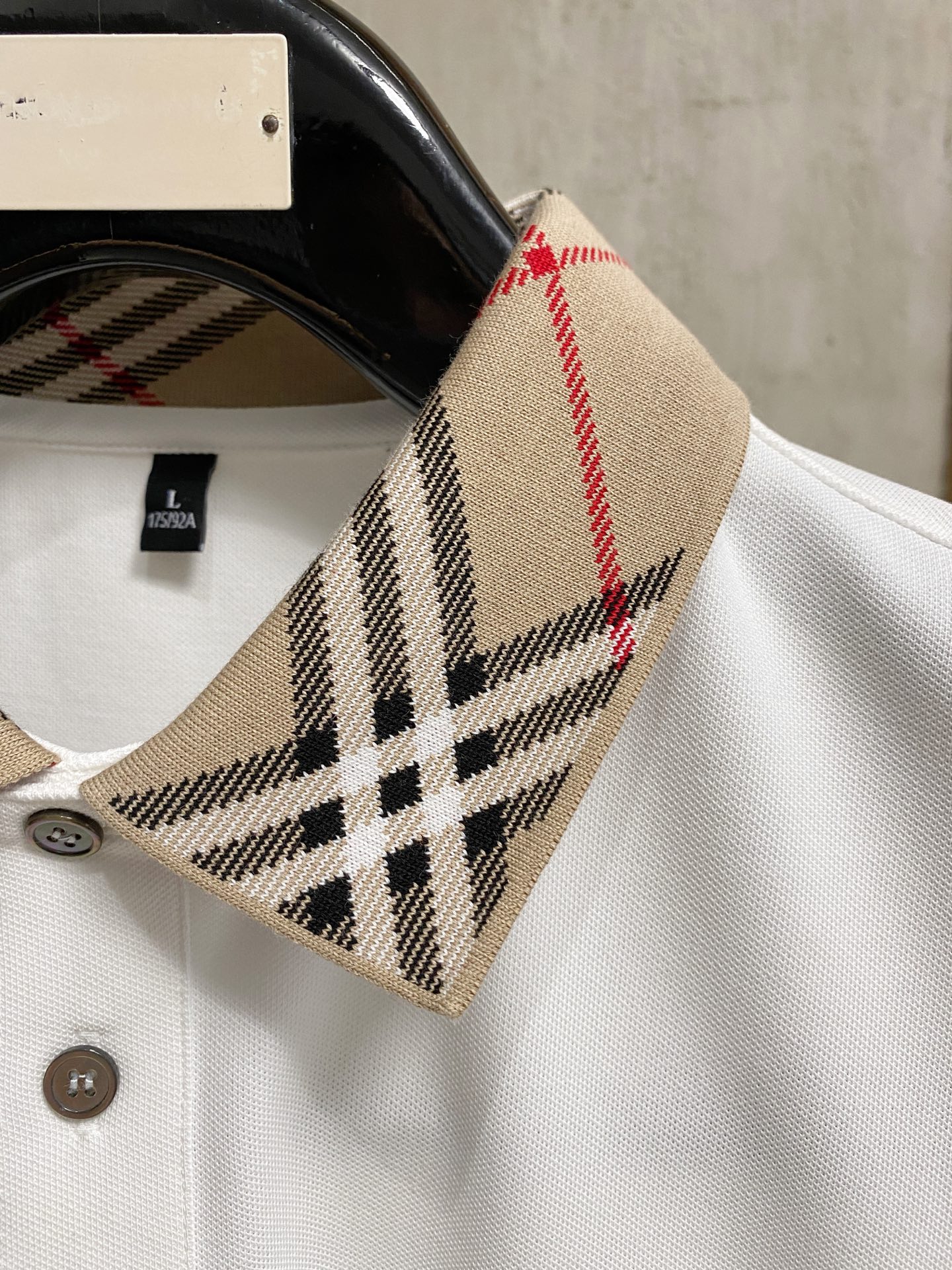 P巴宝莉25SS新款春夏短袖翻领T恤Polo，最高版本客供定制高端朱地面料简单时尚款，拼色螺纹超级好看！