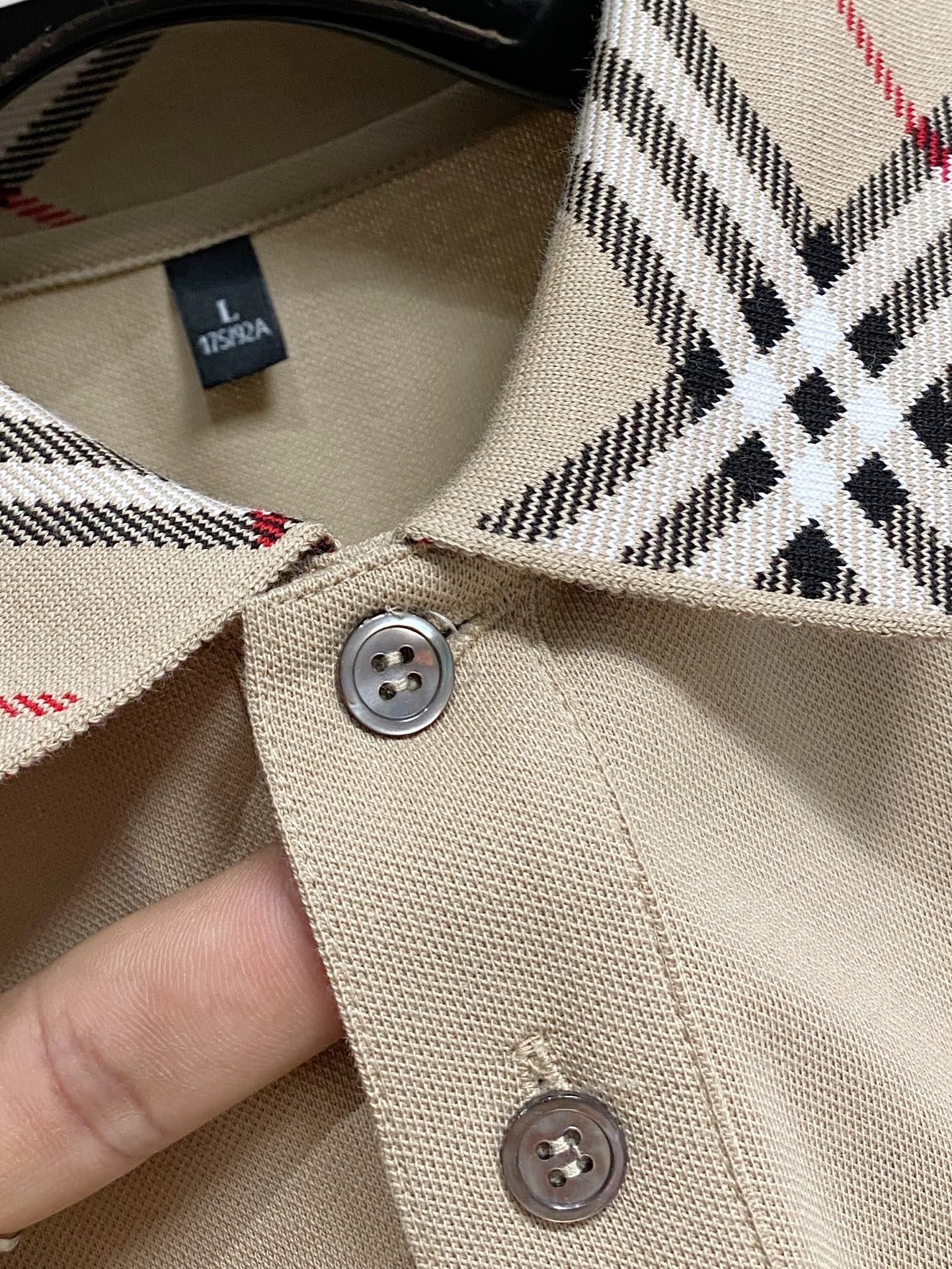 P巴宝莉25SS新款春夏短袖翻领T恤Polo，最高版本客供定制高端朱地面料简单时尚款，拼色螺纹超级好看！