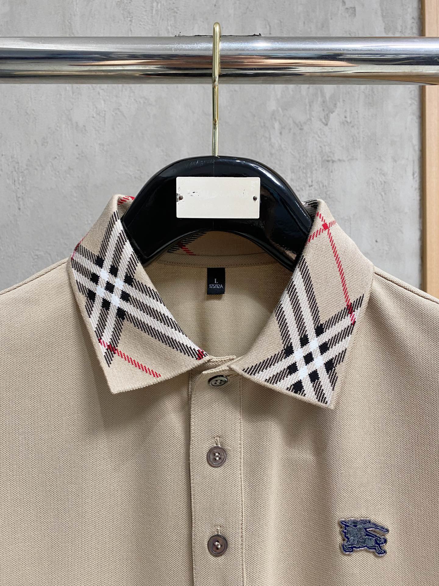 P巴宝莉25SS新款春夏短袖翻领T恤Polo，最高版本客供定制高端朱地面料简单时尚款，拼色螺纹超级好看！