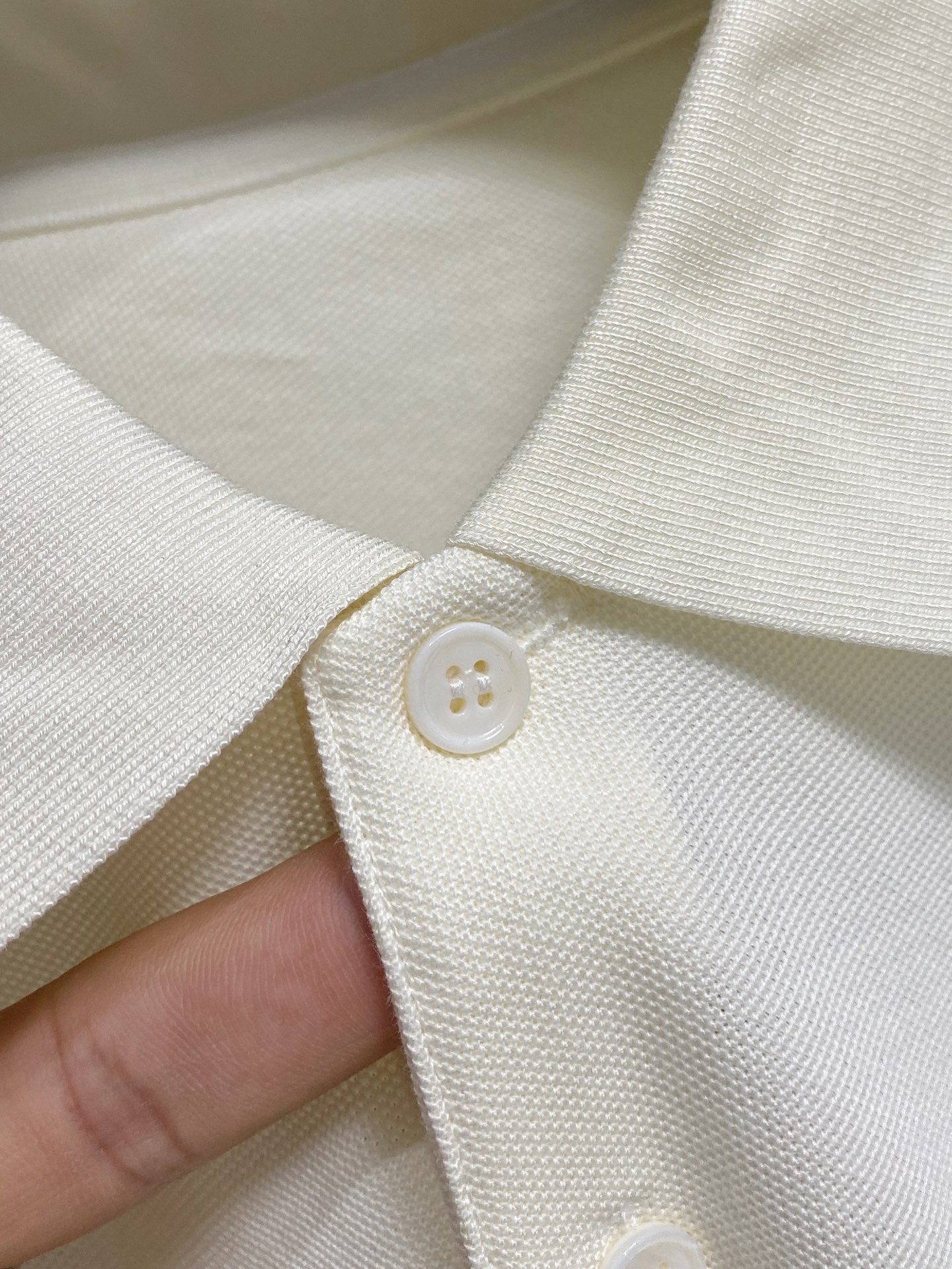 P普拉达25SS新款春夏短袖翻领T恤Polo，最高版本客供定制高端朱地面料简单时尚款，拼色螺纹超级好看！