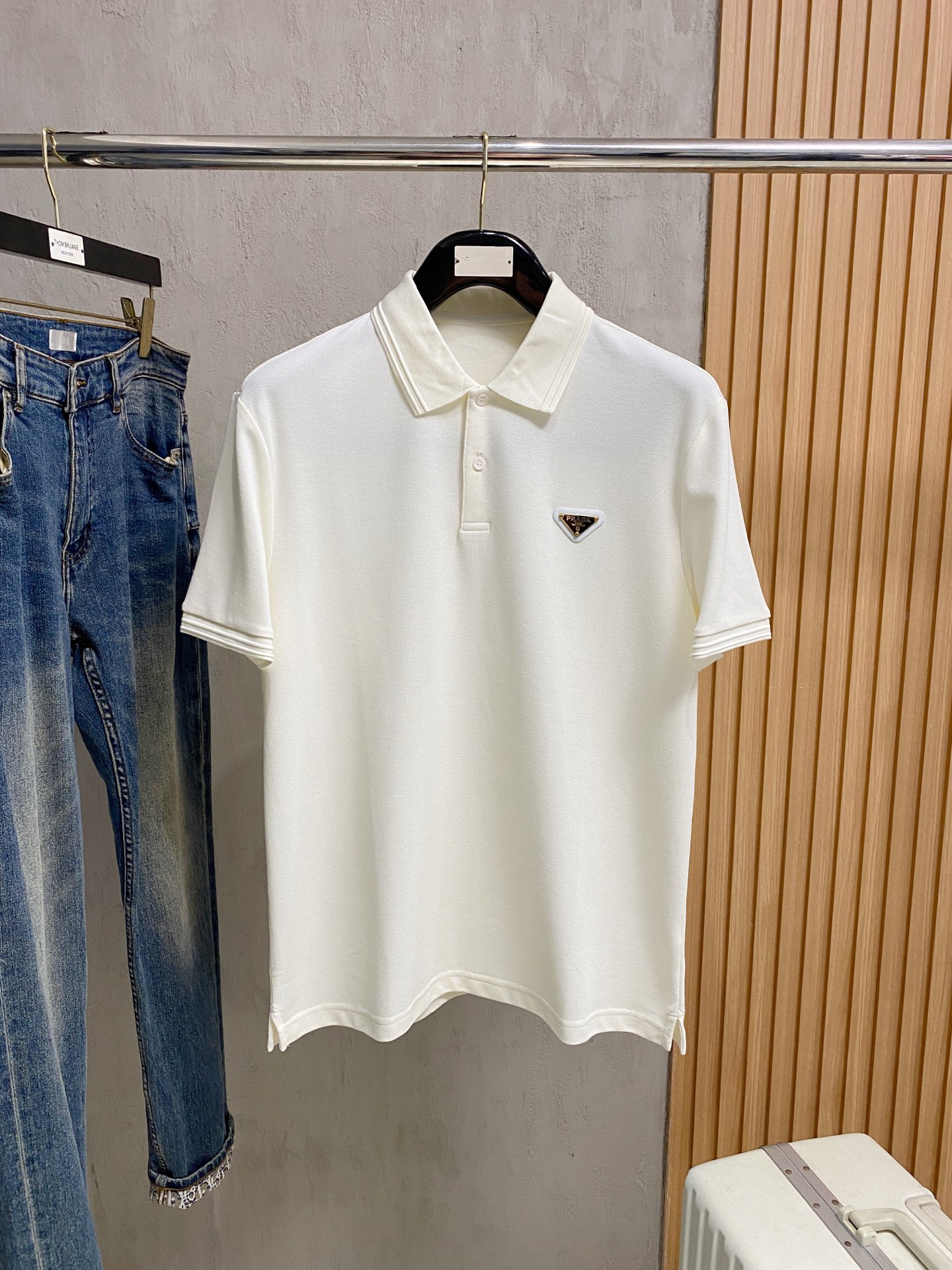 NO:504883,Prada 25SS new spring and summer short-sleeved lapel T-shirt polo, the highest version is customized high-end vermill fabric simple and fashionable, and the color-blocking thread is super beautiful!  Classic logo simple and elegant style!  Full of high-end feel, wearable in all seasons. Simple European style official website on sale codes M-3XL, prada, T-shirt, tees, t-shirt, alexander wang19860909普拉达25SS新款春夏短袖翻领T恤polo,最高版本客供定制高端朱地面料简单时尚款,拼色螺纹超级好看！经典logo简单大方的款式！满满的高级感,四季可穿.简欧风格官网在售码数M-3XL,,prada,T-shirt,tees，t-shirt,alexander wang,Men's clothing