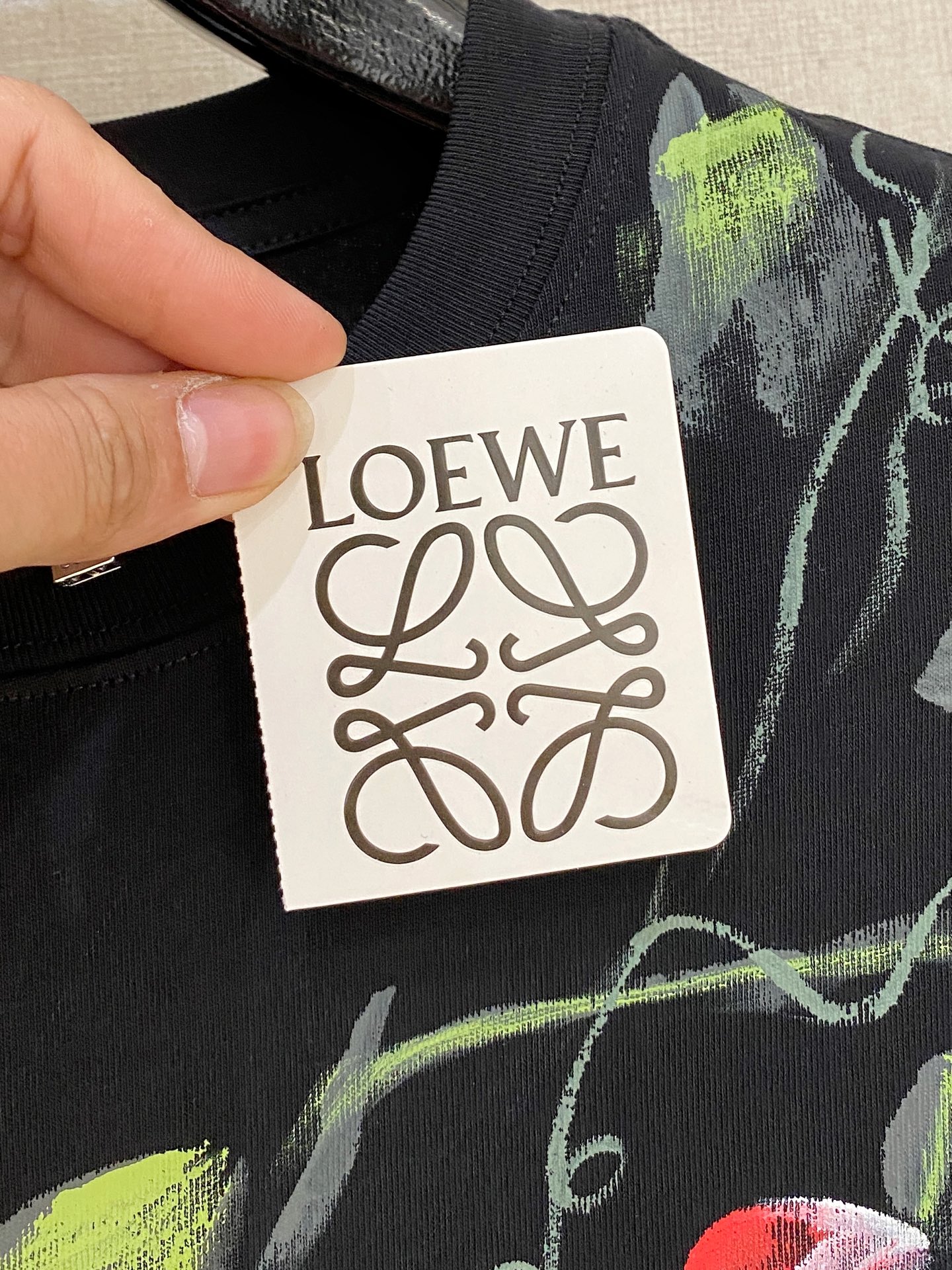 🌾退换# 罗意*LOEWE 春夏新款首发专柜最新款短袖圆领T恤 手绘高端订制 设计前卫时尚！品牌logo
